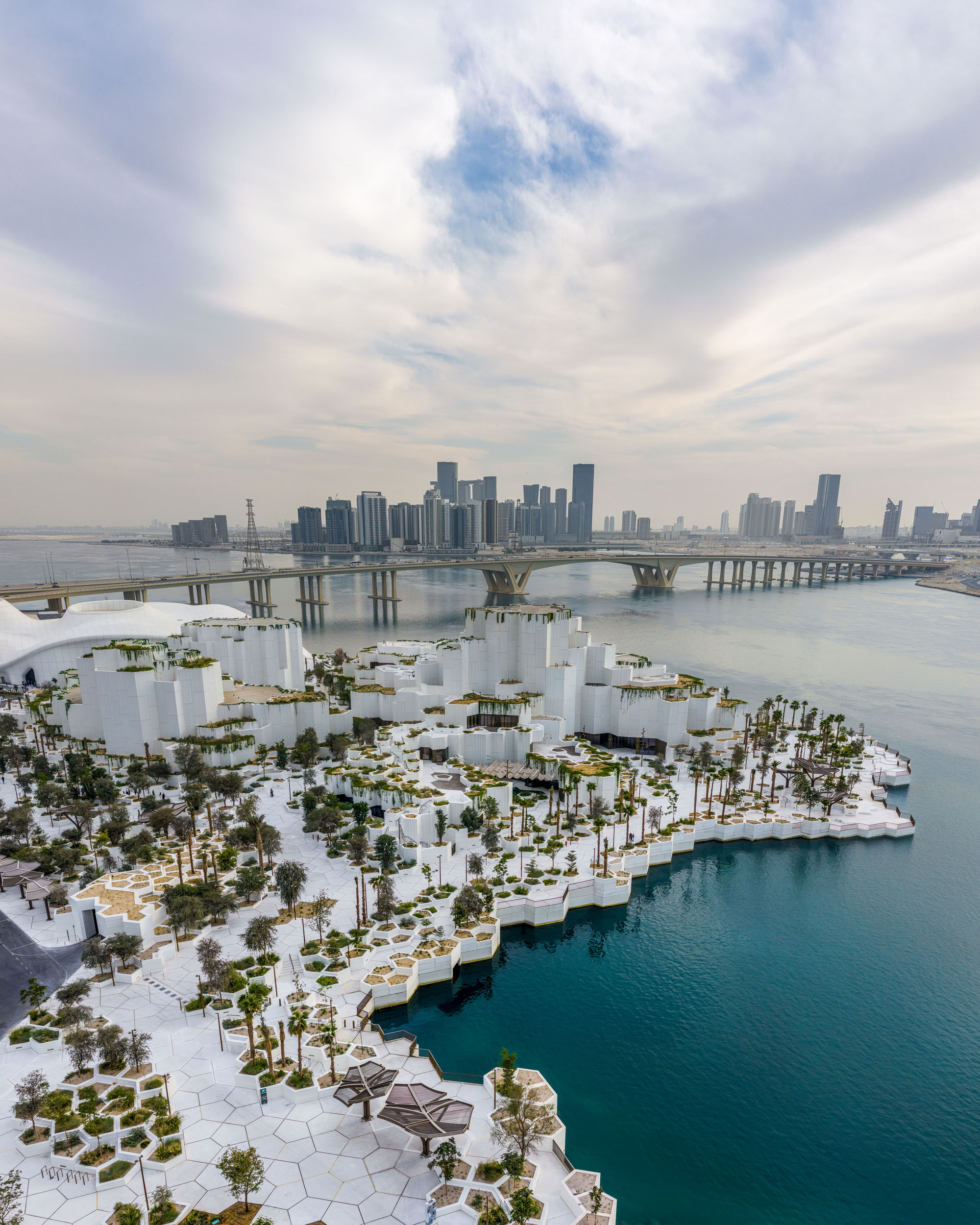 〈アブダビ自然史博物館（Natural History Museum Abu Dhabi）〉メカノー（Mecanoo）、EGIS、ブロードウェイ・マリアン（Broadway Malyan）、パスカル＋ワトソン（Pascal+Watson）、WAHO