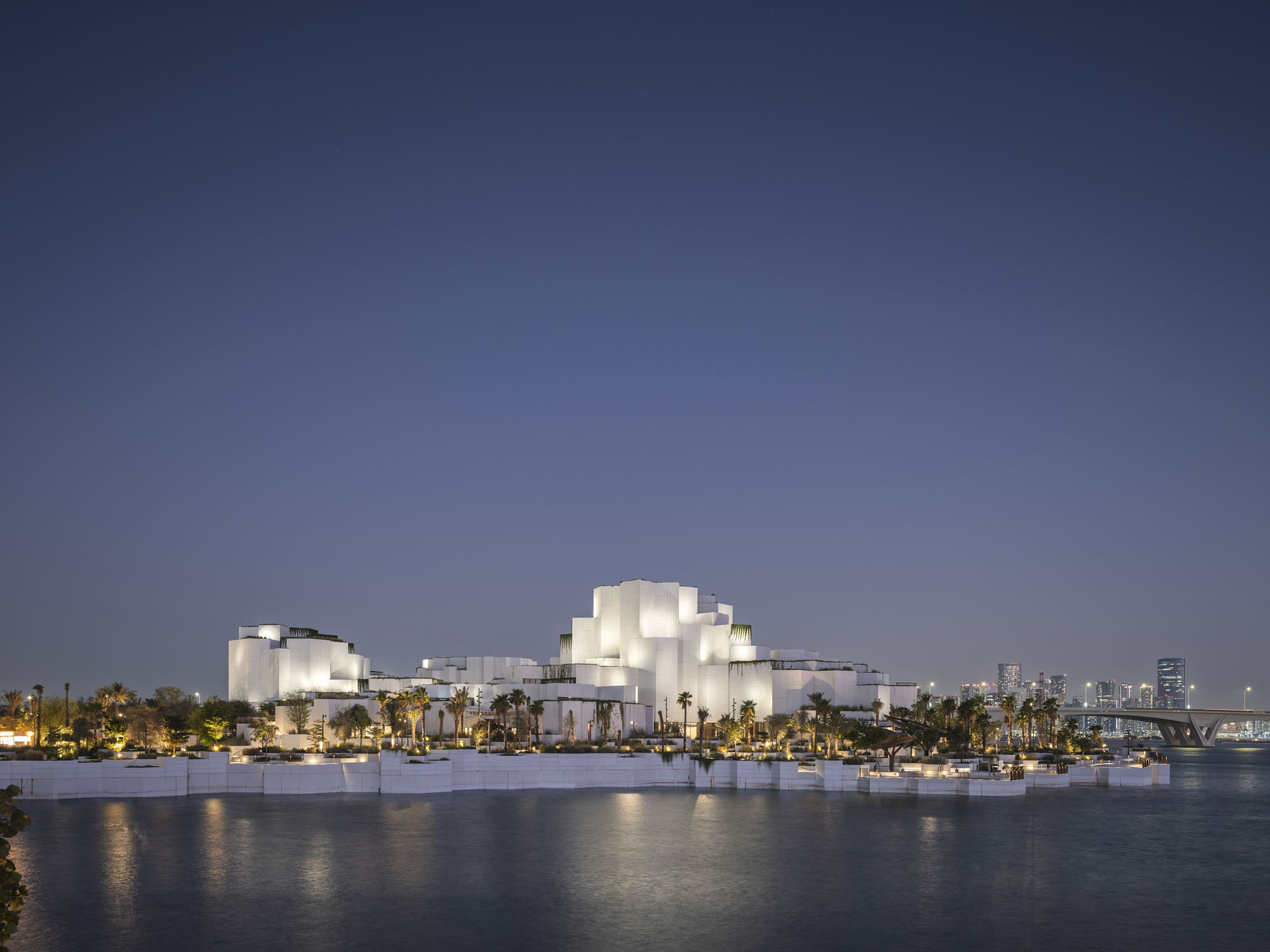〈アブダビ自然史博物館（Natural History Museum Abu Dhabi）〉メカノー（Mecanoo）、EGIS、ブロードウェイ・マリアン（Broadway Malyan）、パスカル＋ワトソン（Pascal+Watson）、WAHO