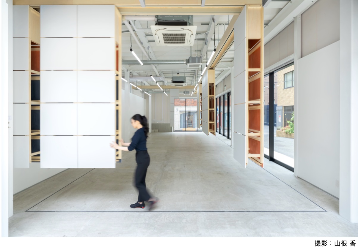 ［Report］RUI Architectsが可動モジュールを設計して松竹のアートスペースをリニューアル、柿落とし展「継承のトランジション」の会場デザインも担当
