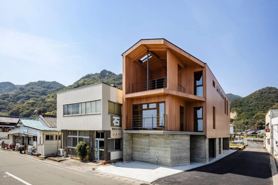西崎組が小豆島で手掛けた、CLT工法で島の建設課題に応える〈港のオフィス〉