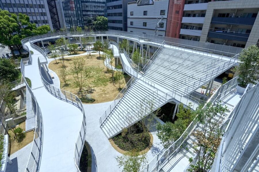 立体園路と広場と緑が交差する豊かな都市空間を創出、 藤本壮介デザイン監修の明治公園が博多駅前にオープン