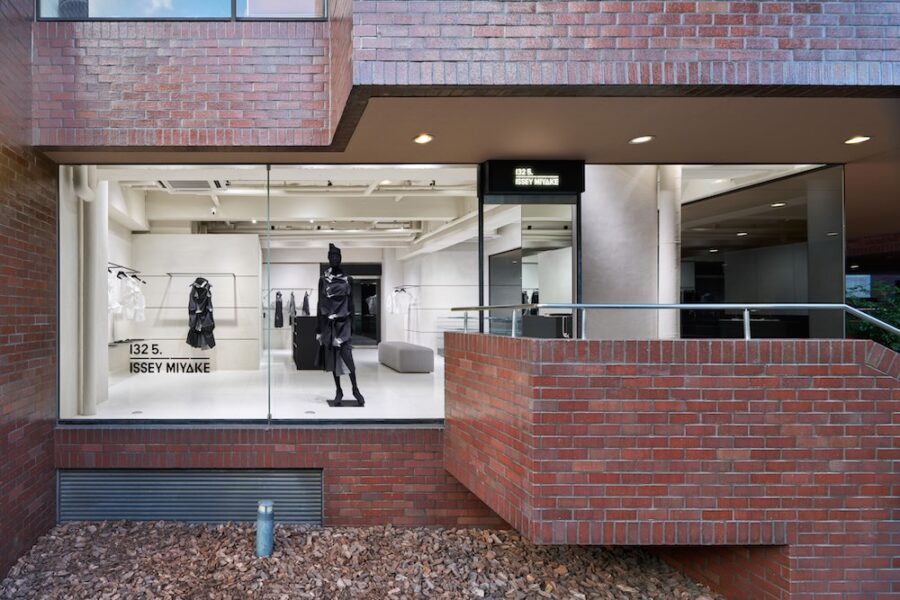 吉岡徳仁＋TYDがデザインした〈132 5. ISSEY MIYAKE / AOYAMA〉が南青山フロム・ファースト・ビルにオープン