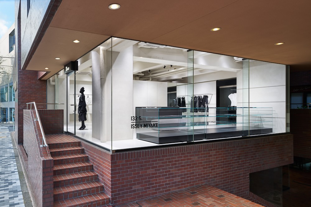 132 5. ISSEY MIYAKE / AOYAMA