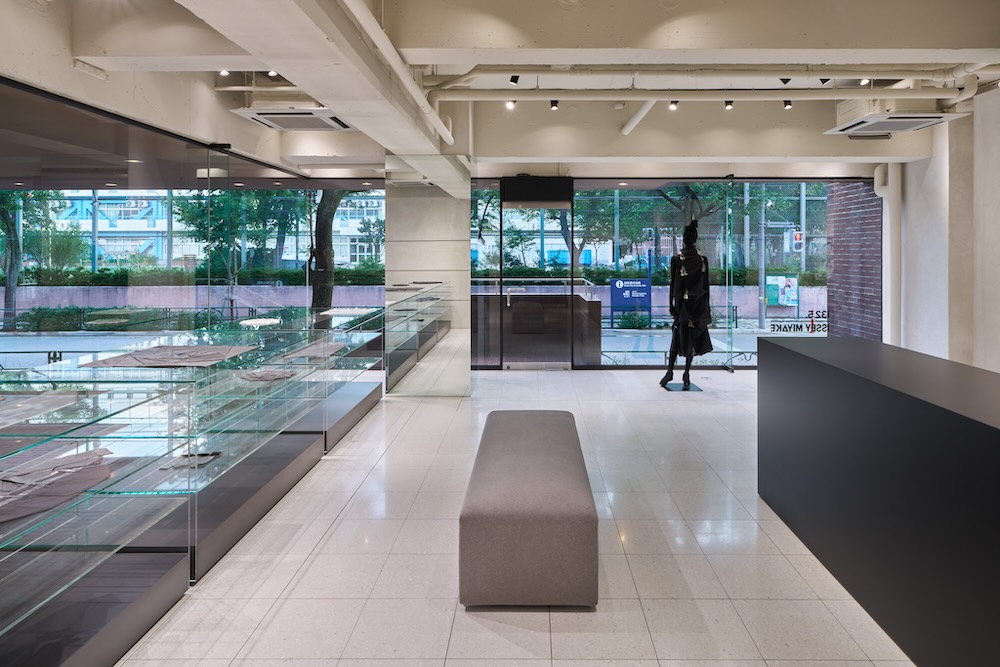 132 5. ISSEY MIYAKE / AOYAMA