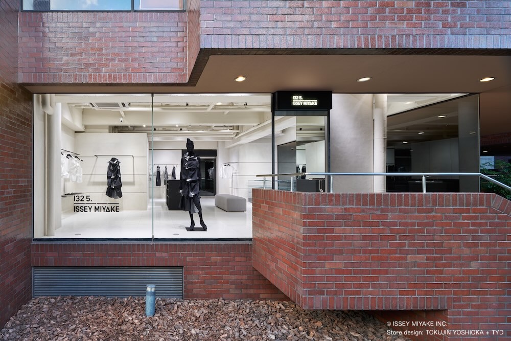 吉岡徳仁＋TYDがデザインした〈132 5. ISSEY MIYAKE / AOYAMA〉が南青山フロム・ファースト・ビルにオープン