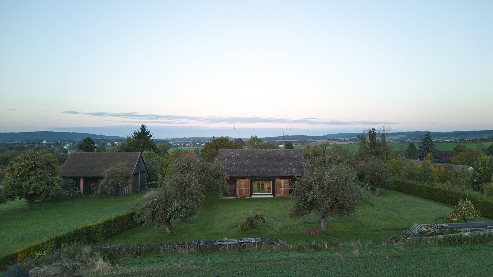 〈The Box in the Barn〉Facha architekti