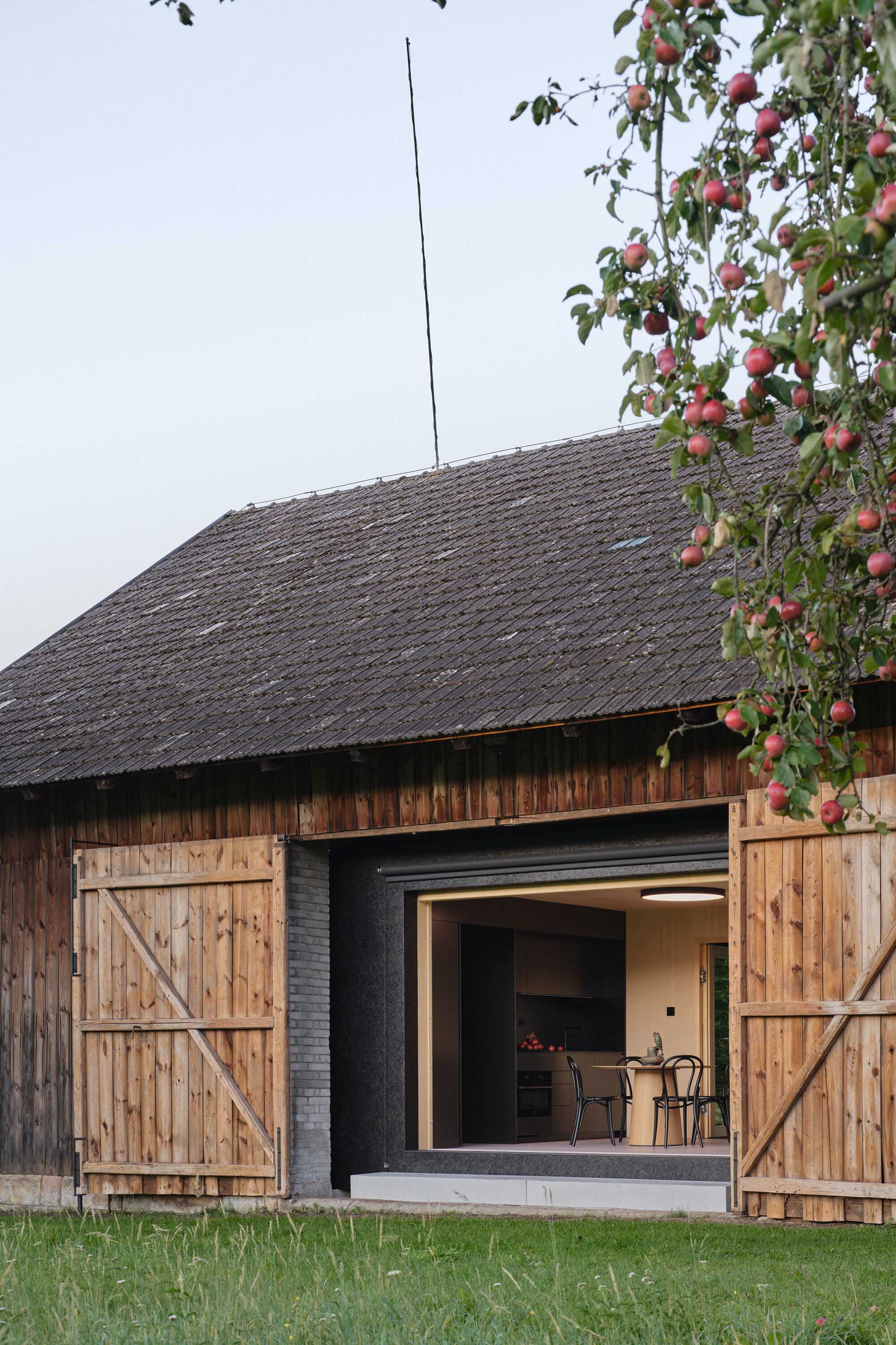 〈The Box in the Barn〉Facha architekti