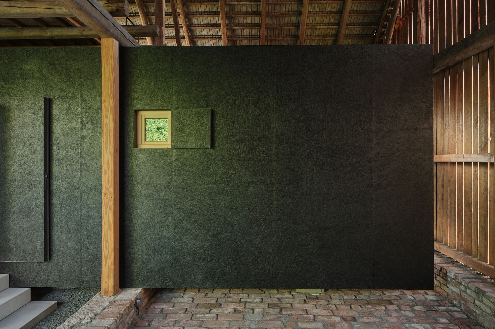 〈The Box in the Barn〉Facha architekti