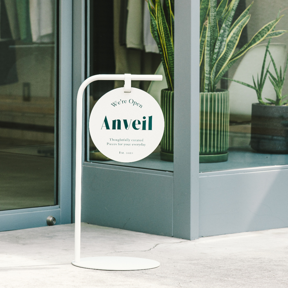 〈国内外で定番で愛されるスタンドサイン〉Photo: anveil