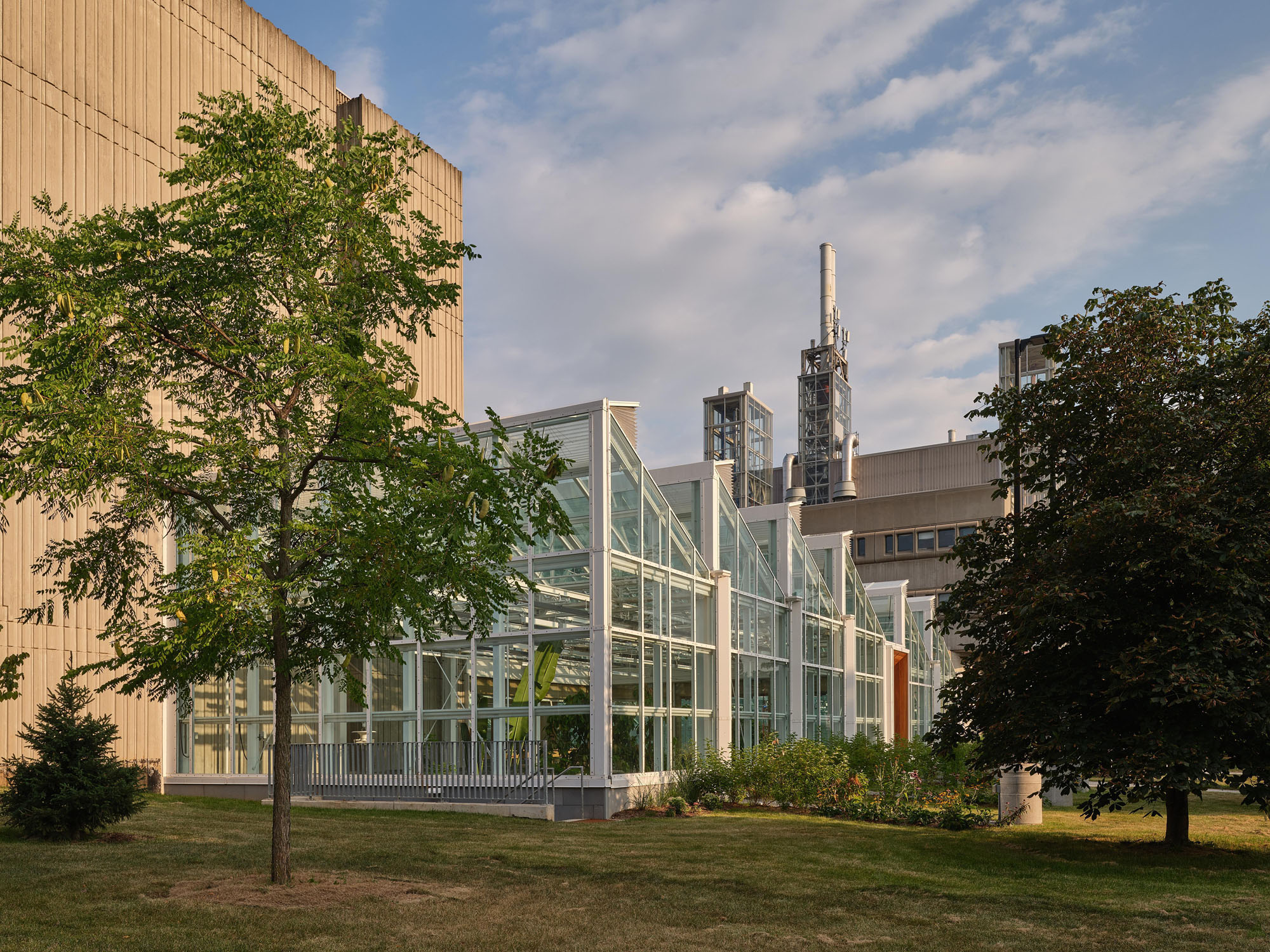 〈マクマスター大学 ライフサイエンス棟・温室（McMaster University Life Sciences Building and Greenhouse）〉モリヤマ・テシマ・アーキテクツ（Moriyama Teshima Architects）