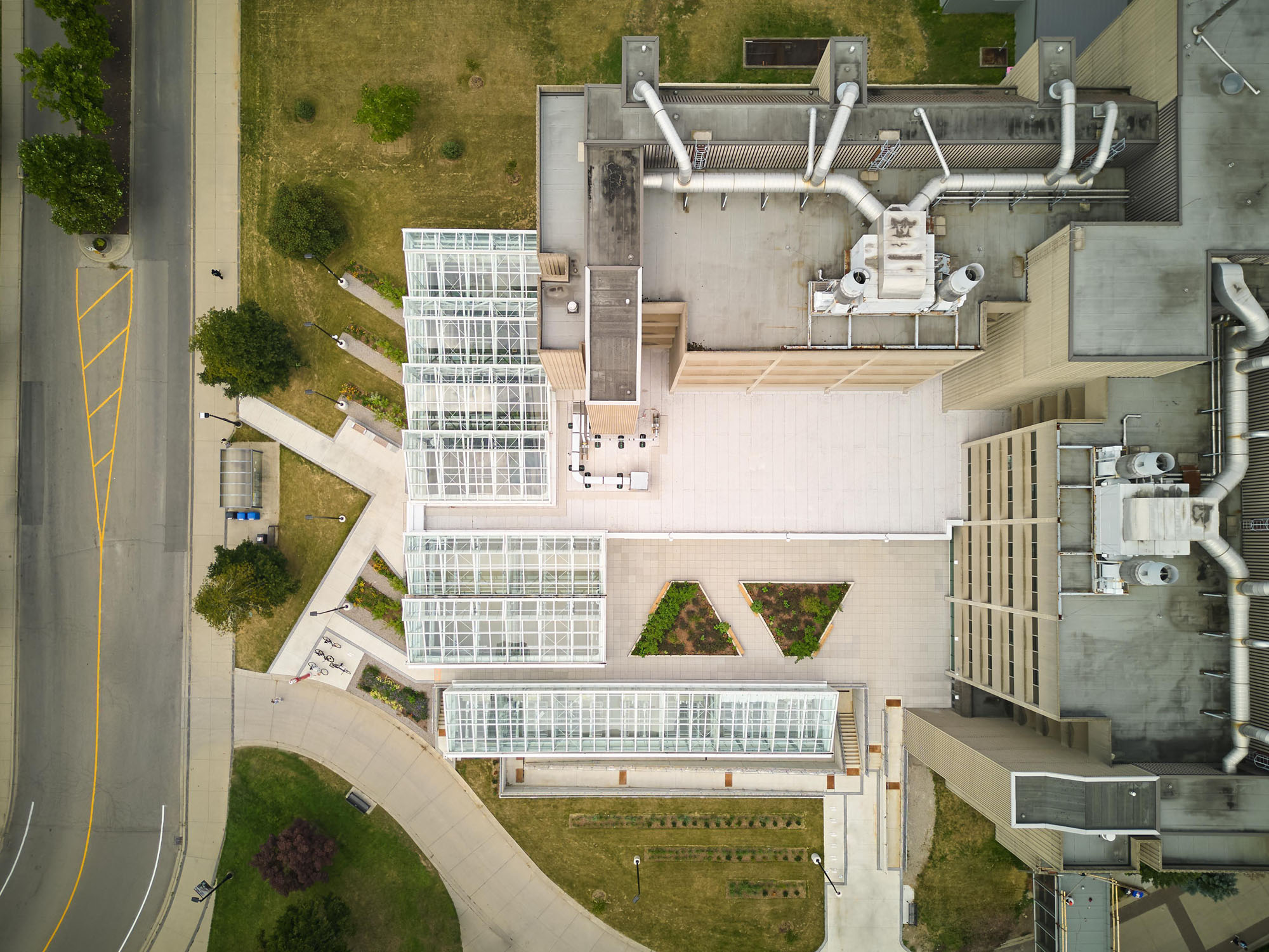 〈マクマスター大学 ライフサイエンス棟・温室（McMaster University Life Sciences Building and Greenhouse）〉モリヤマ・テシマ・アーキテクツ（Moriyama Teshima Architects）