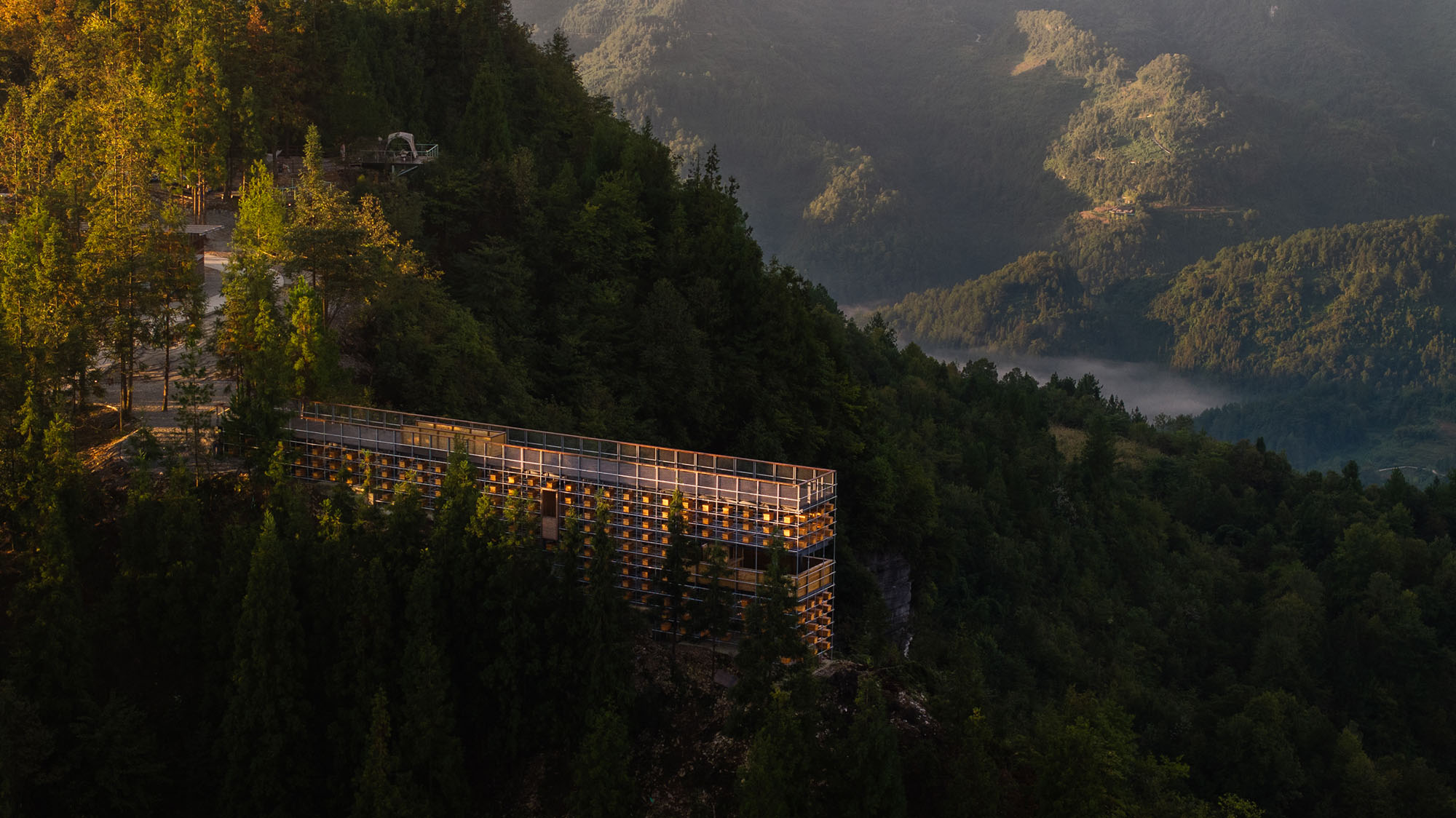 〈黄蜂岩キャンプ場ビジターセンター(Visitor Center of Huangfengyan Camping Park)〉象界設計機構(XJ DesignAgency)