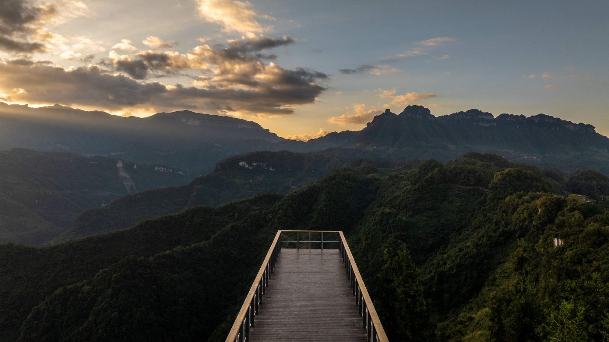 〈黄蜂岩キャンプ場ビジターセンター(Visitor Center of Huangfengyan Camping Park)〉象界設計機構(XJ DesignAgency)