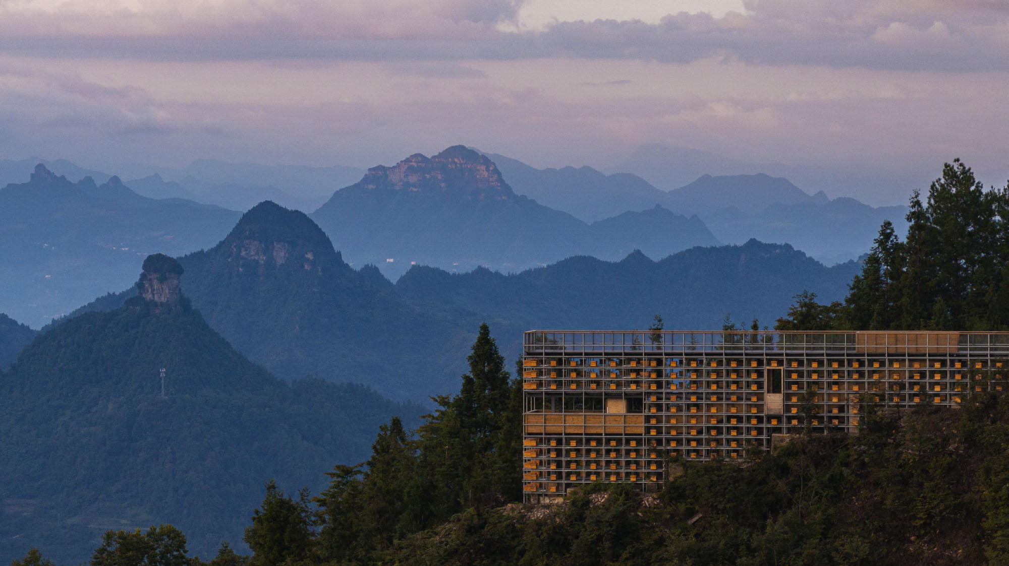 〈黄蜂岩キャンプ場ビジターセンター(Visitor Center of Huangfengyan Camping Park)〉象界設計機構(XJ DesignAgency)