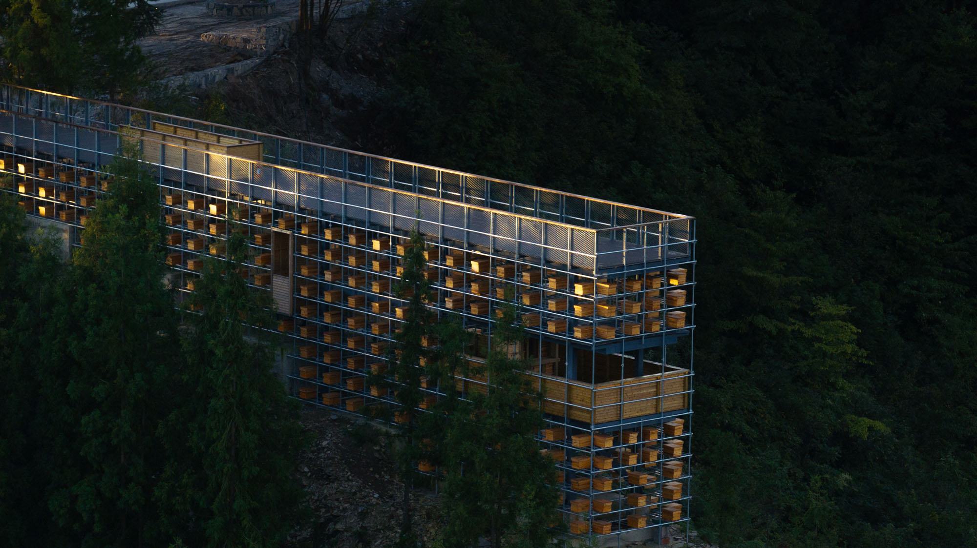 〈黄蜂岩キャンプ場ビジターセンター(Visitor Center of Huangfengyan Camping Park)〉象界設計機構(XJ DesignAgency)