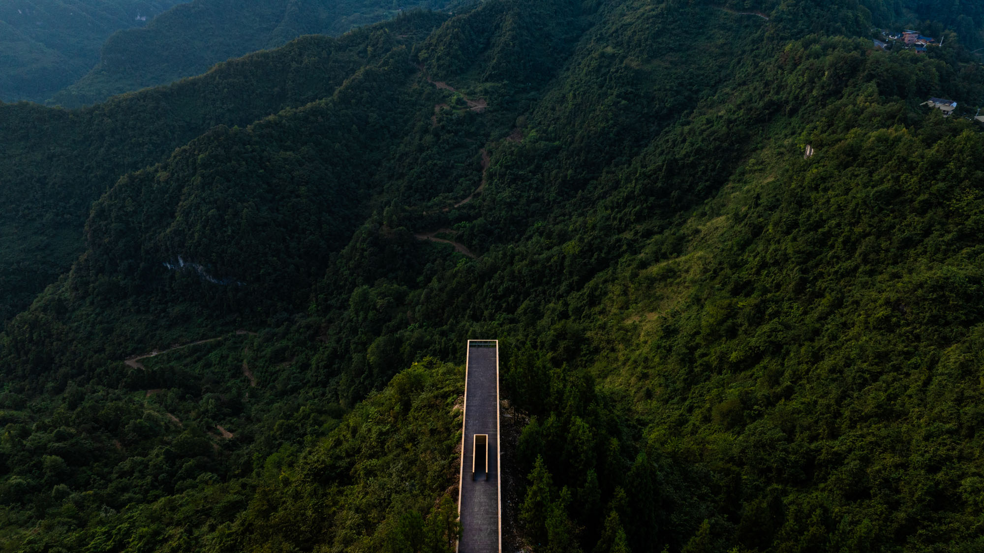 〈黄蜂岩キャンプ場ビジターセンター(Visitor Center of Huangfengyan Camping Park)〉象界設計機構(XJ DesignAgency)