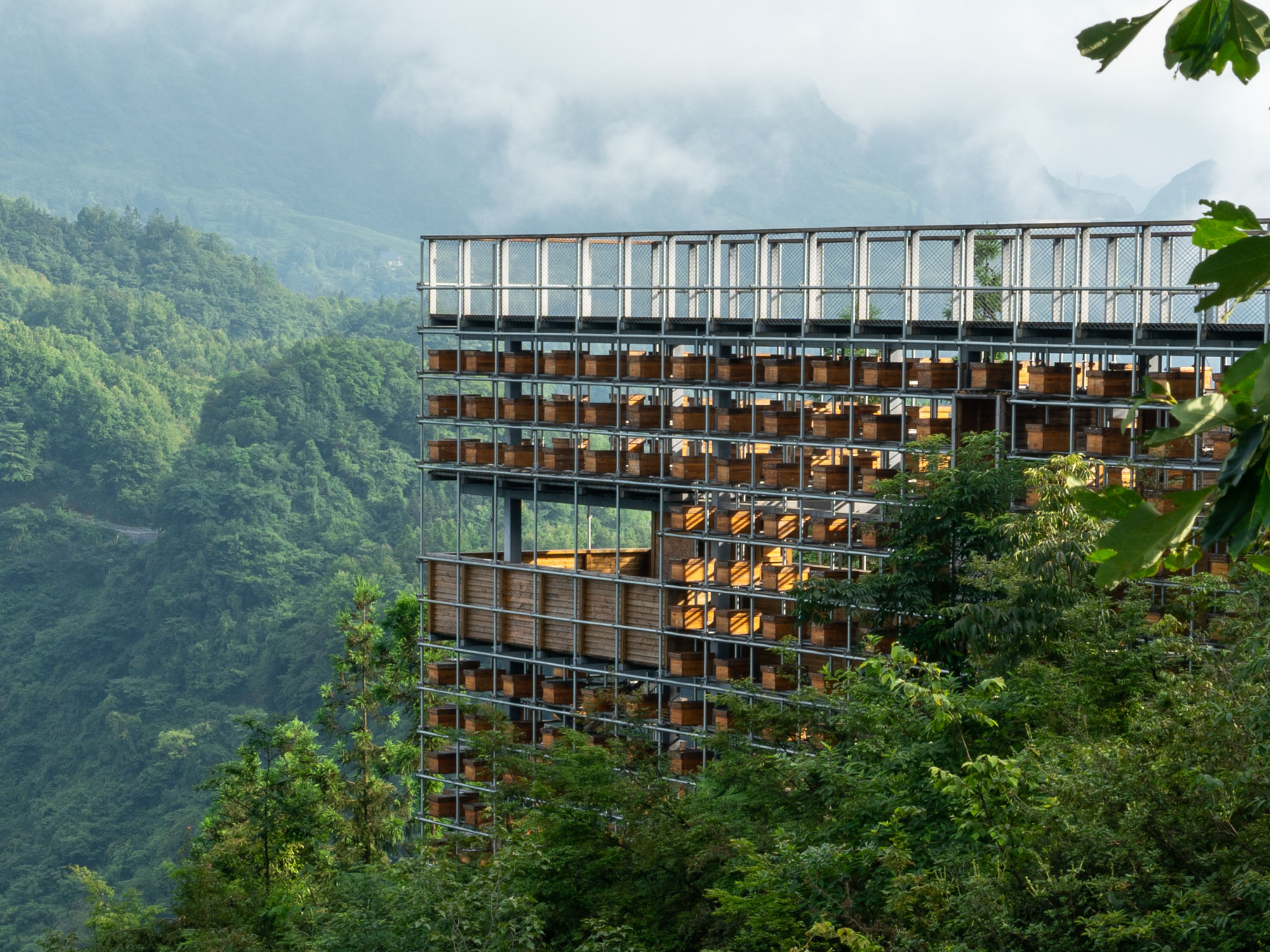〈黄蜂岩キャンプ場ビジターセンター(Visitor Center of Huangfengyan Camping Park)〉象界設計機構(XJ DesignAgency)