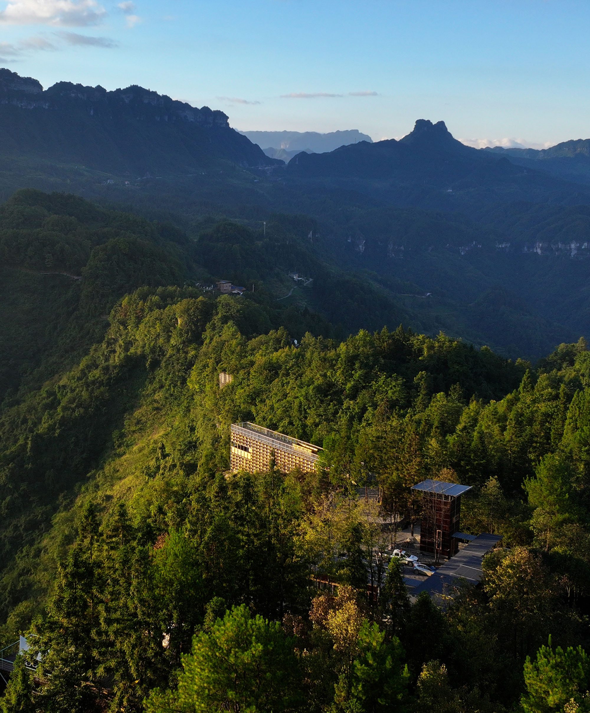 〈黄蜂岩キャンプ場ビジターセンター(Visitor Center of Huangfengyan Camping Park)〉象界設計機構(XJ DesignAgency)