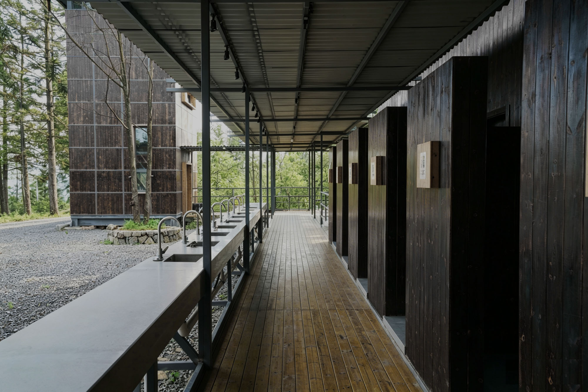 〈黄蜂岩キャンプ場ビジターセンター(Visitor Center of Huangfengyan Camping Park)〉象界設計機構(XJ DesignAgency)
