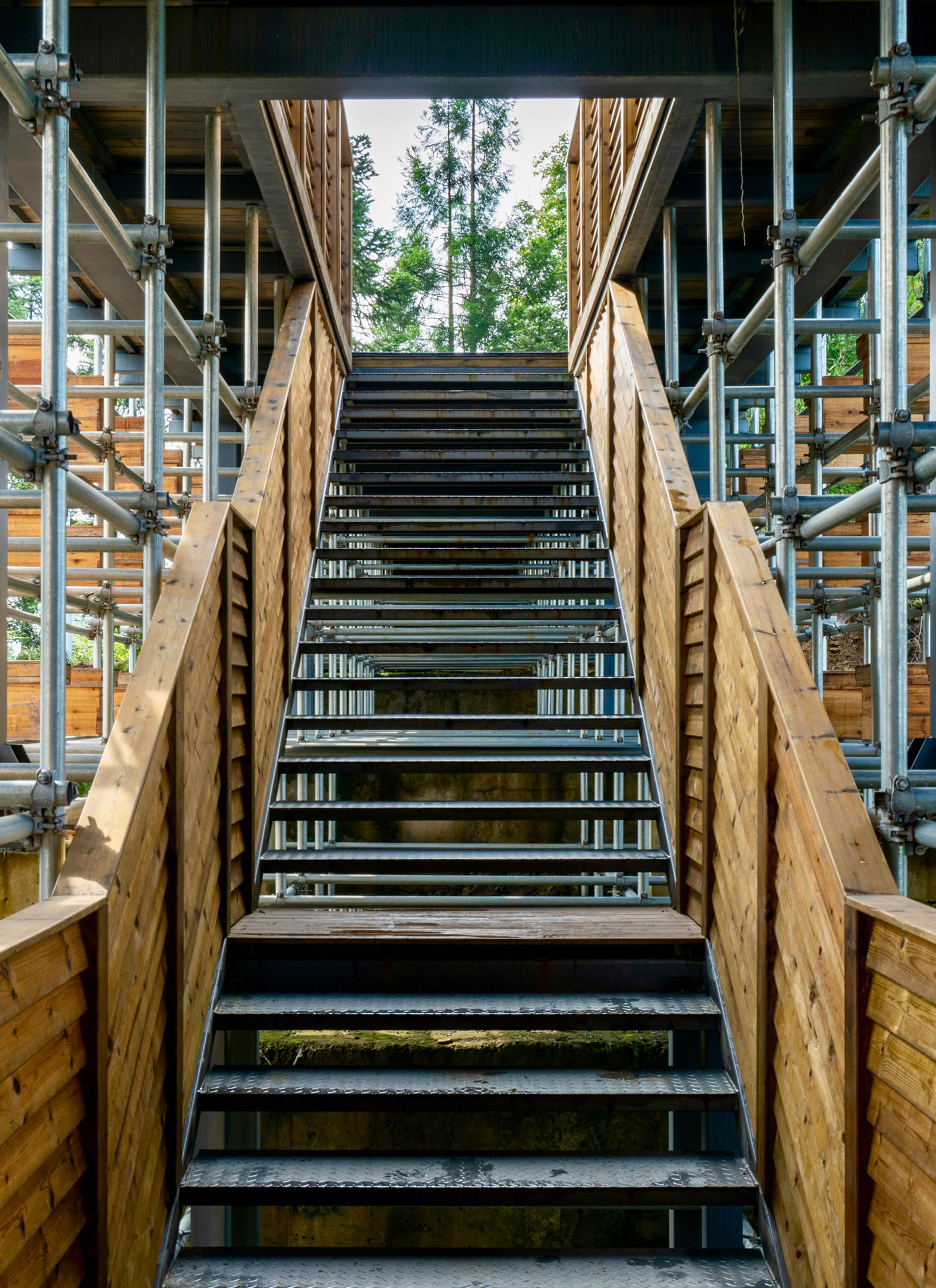 〈黄蜂岩キャンプ場ビジターセンター(Visitor Center of Huangfengyan Camping Park)〉象界設計機構(XJ DesignAgency)