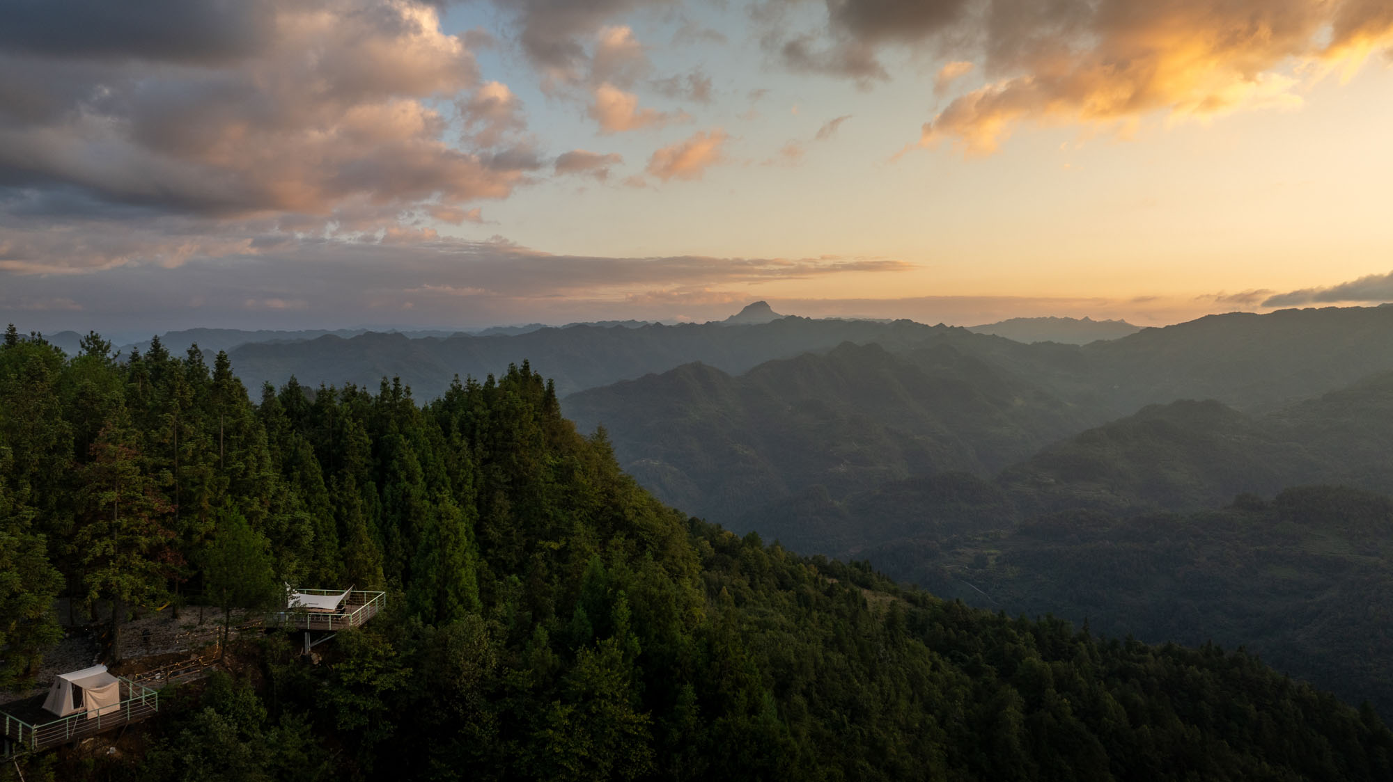 〈黄蜂岩キャンプ場ビジターセンター(Visitor Center of Huangfengyan Camping Park)〉象界設計機構(XJ DesignAgency)