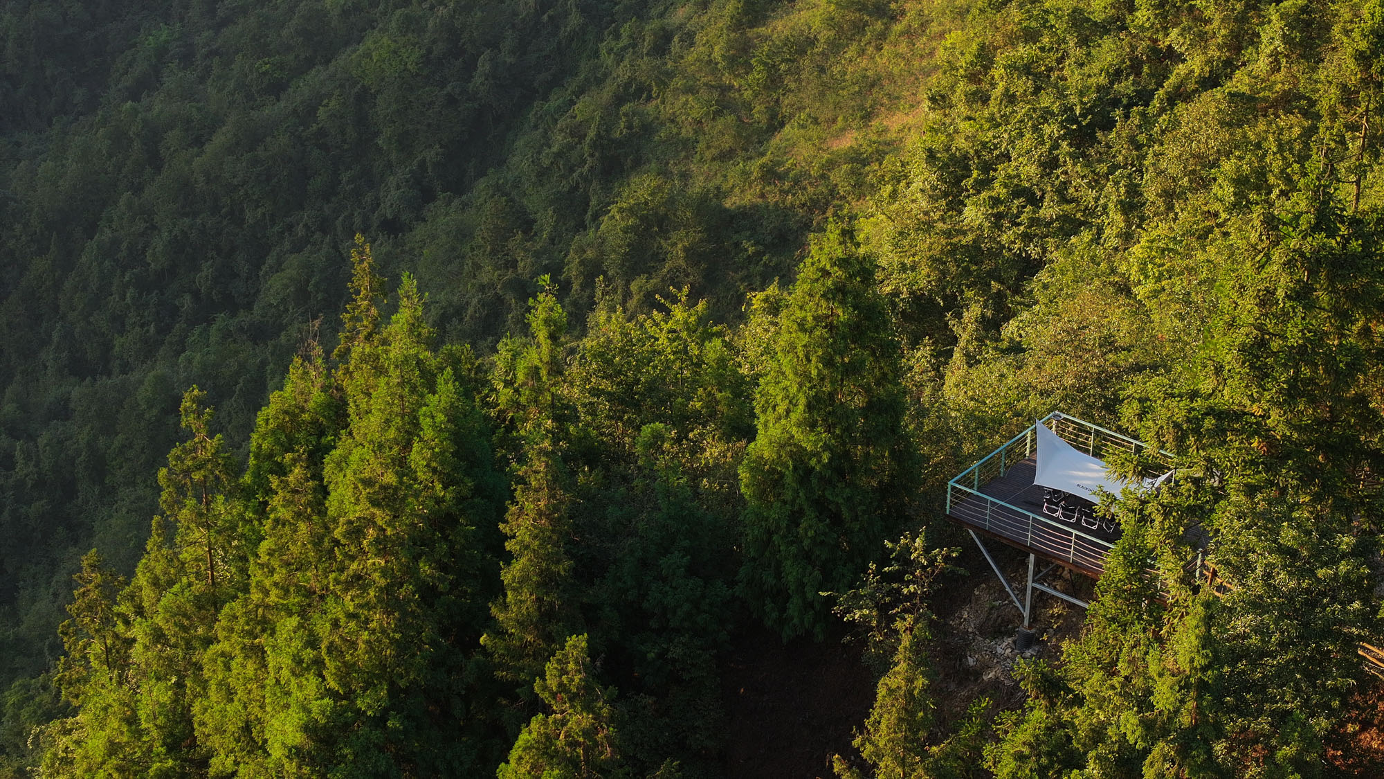 〈黄蜂岩キャンプ場ビジターセンター(Visitor Center of Huangfengyan Camping Park)〉象界設計機構(XJ DesignAgency)