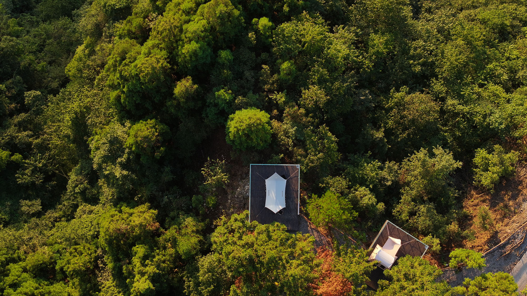 〈黄蜂岩キャンプ場ビジターセンター(Visitor Center of Huangfengyan Camping Park)〉象界設計機構(XJ DesignAgency)