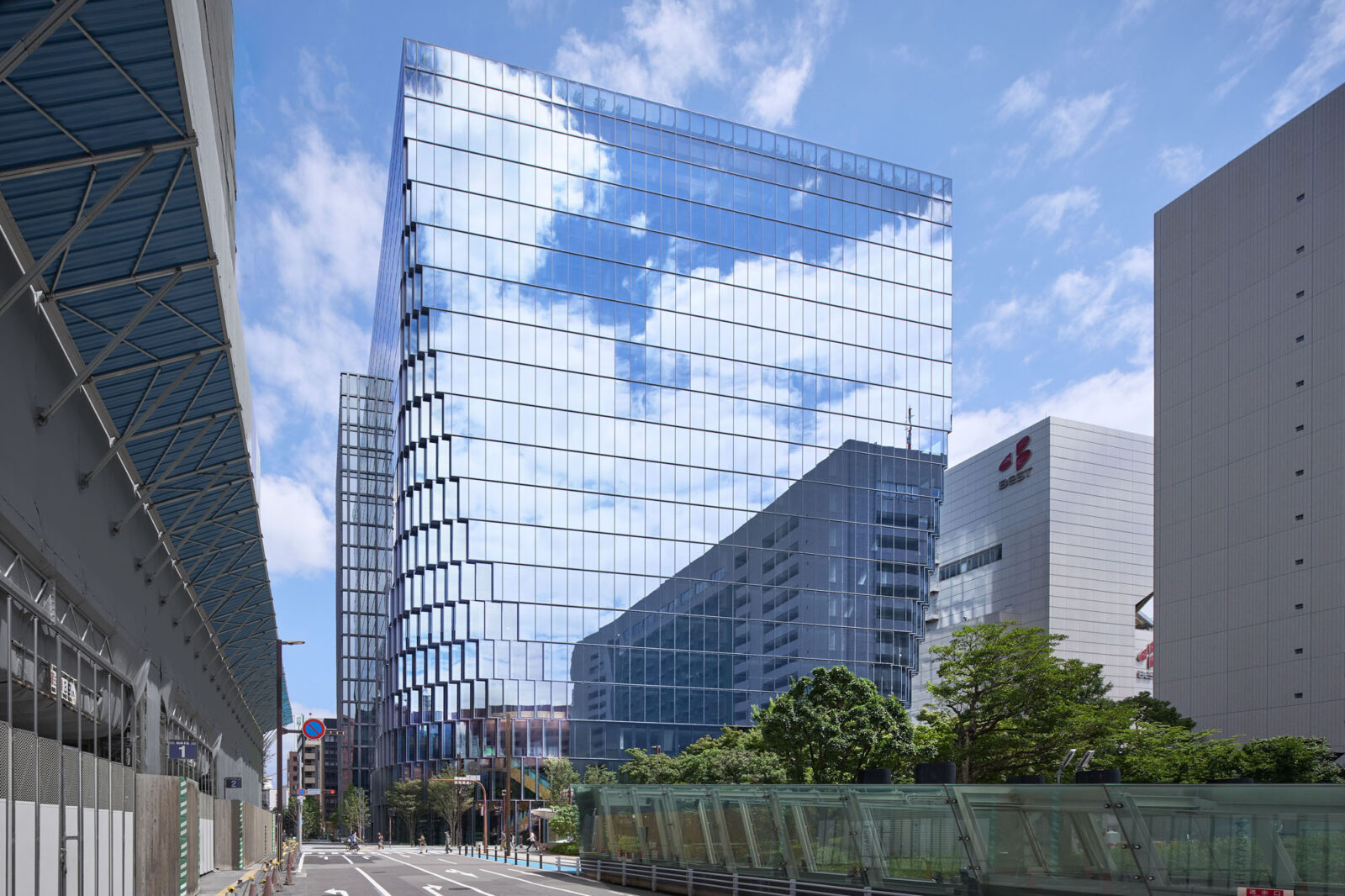 OMA／重松象平が福岡に手がけた、ピクセル状のファサードとアトリウムが緑を引き込みまちと融け合う〈天神ビジネスセンターⅡ〉