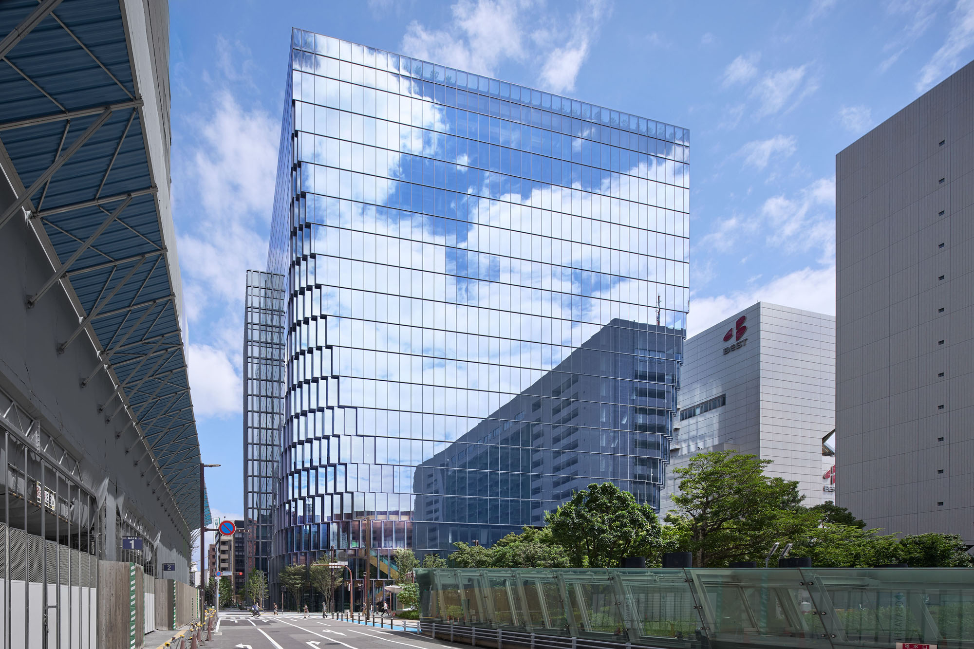 〈天神ビジネスセンターII(Tenjin Business Center II)〉OMA/重松象平