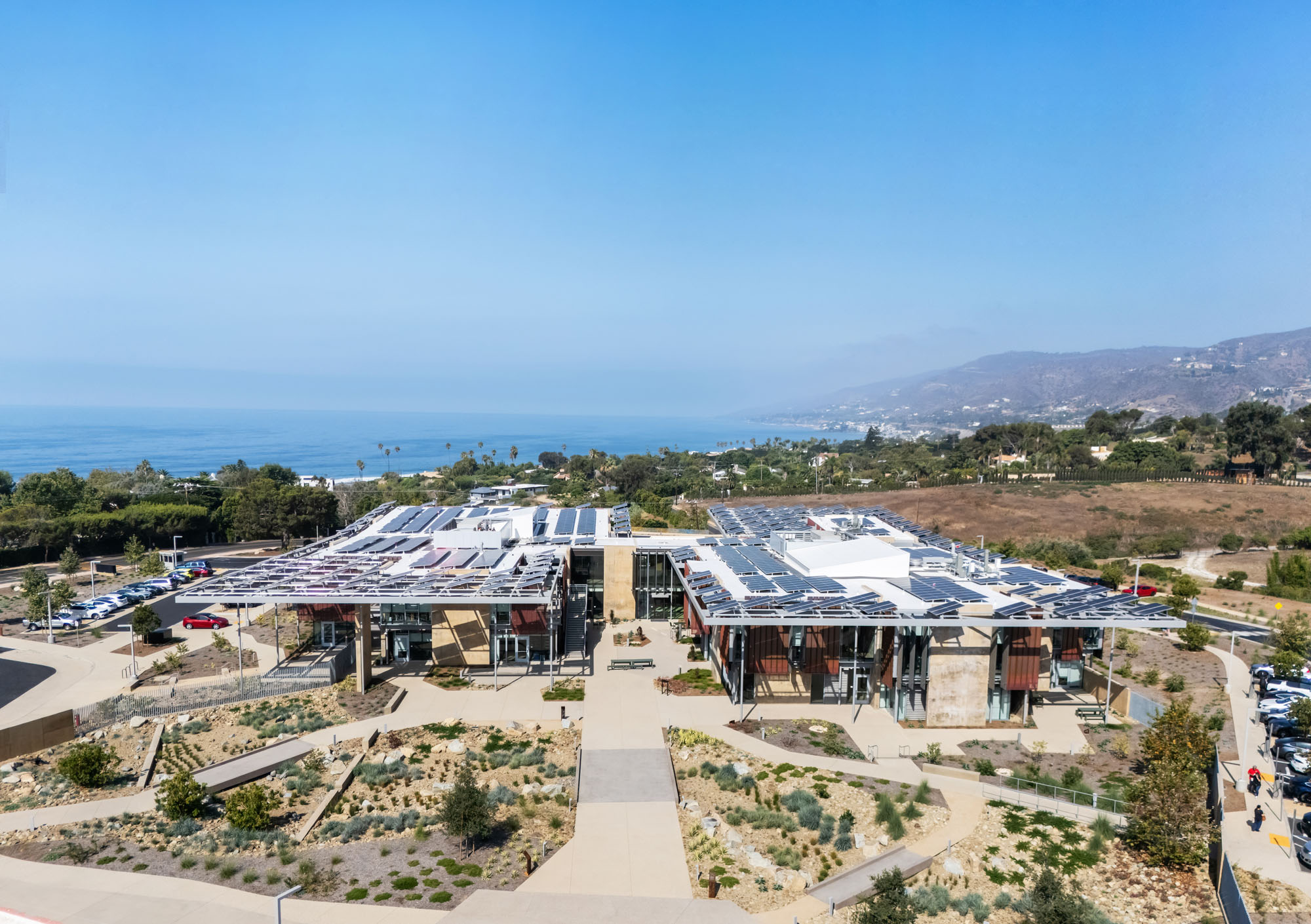 〈マリブ・ハイスクール(Malibu High School)〉コニング・アイゼンバーグ・アーキテクチャ(Koning Eizenberg Architecture)