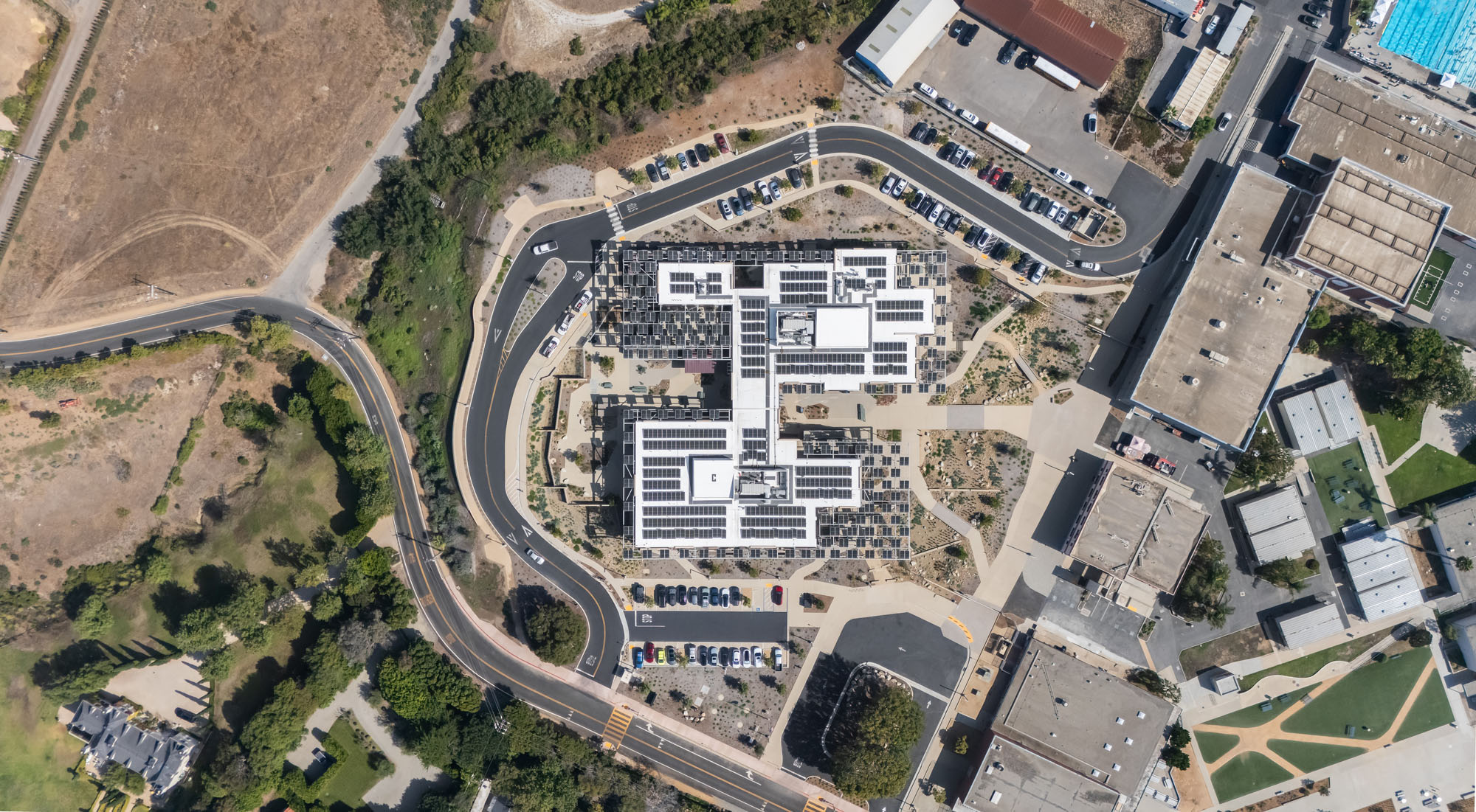 〈マリブ・ハイスクール(Malibu High School)〉コニング・アイゼンバーグ・アーキテクチャ(Koning Eizenberg Architecture)