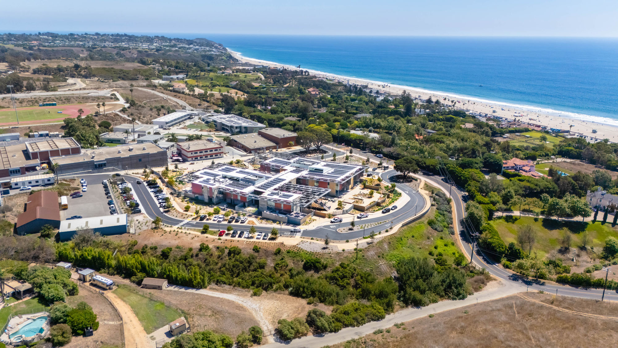 〈マリブ・ハイスクール(Malibu High School)〉コニング・アイゼンバーグ・アーキテクチャ(Koning Eizenberg Architecture)