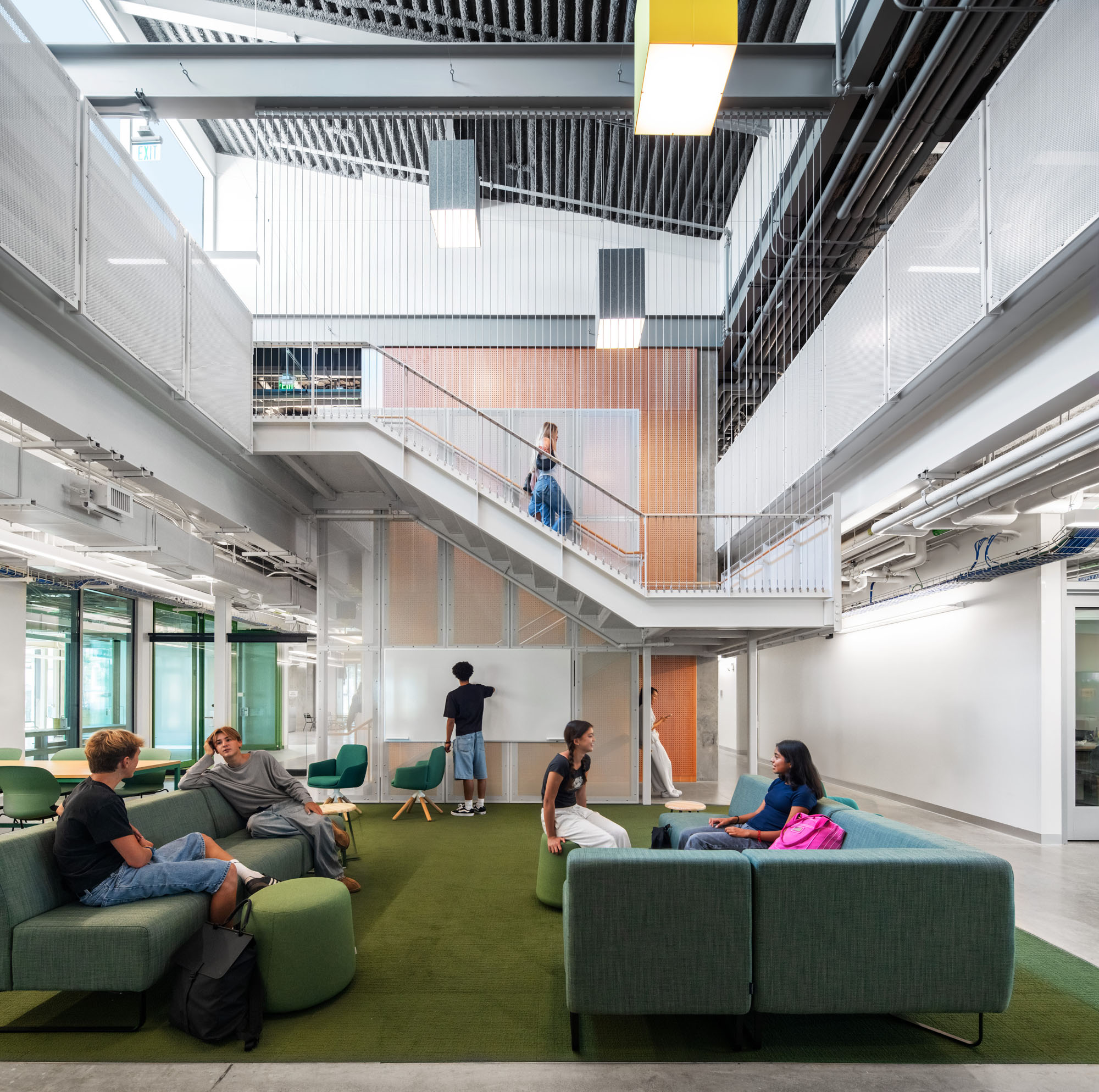 〈マリブ・ハイスクール(Malibu High School)〉コニング・アイゼンバーグ・アーキテクチャ(Koning Eizenberg Architecture)