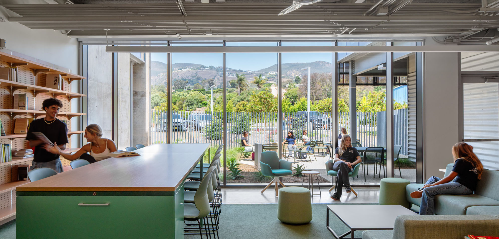 〈マリブ・ハイスクール(Malibu High School)〉コニング・アイゼンバーグ・アーキテクチャ(Koning Eizenberg Architecture)