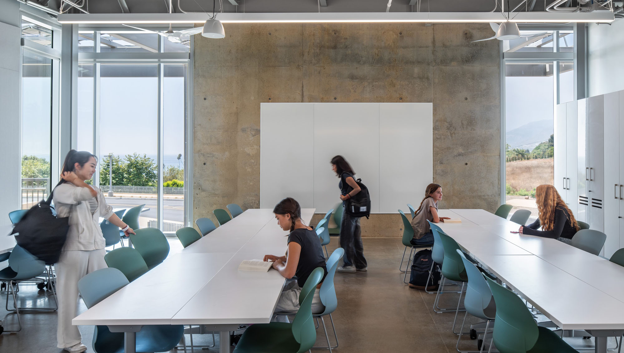 〈マリブ・ハイスクール(Malibu High School)〉コニング・アイゼンバーグ・アーキテクチャ(Koning Eizenberg Architecture)