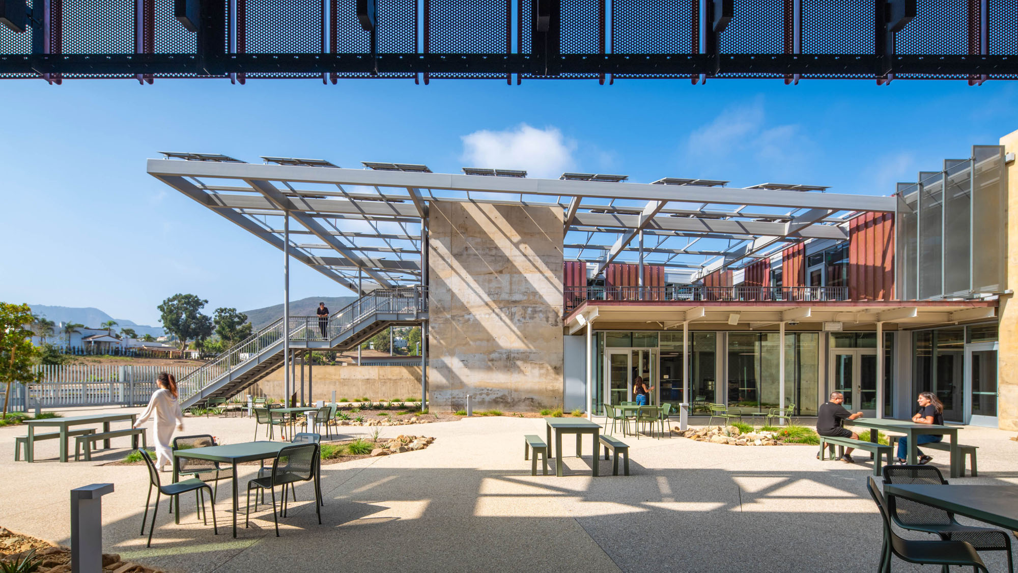 〈マリブ・ハイスクール(Malibu High School)〉コニング・アイゼンバーグ・アーキテクチャ(Koning Eizenberg Architecture)