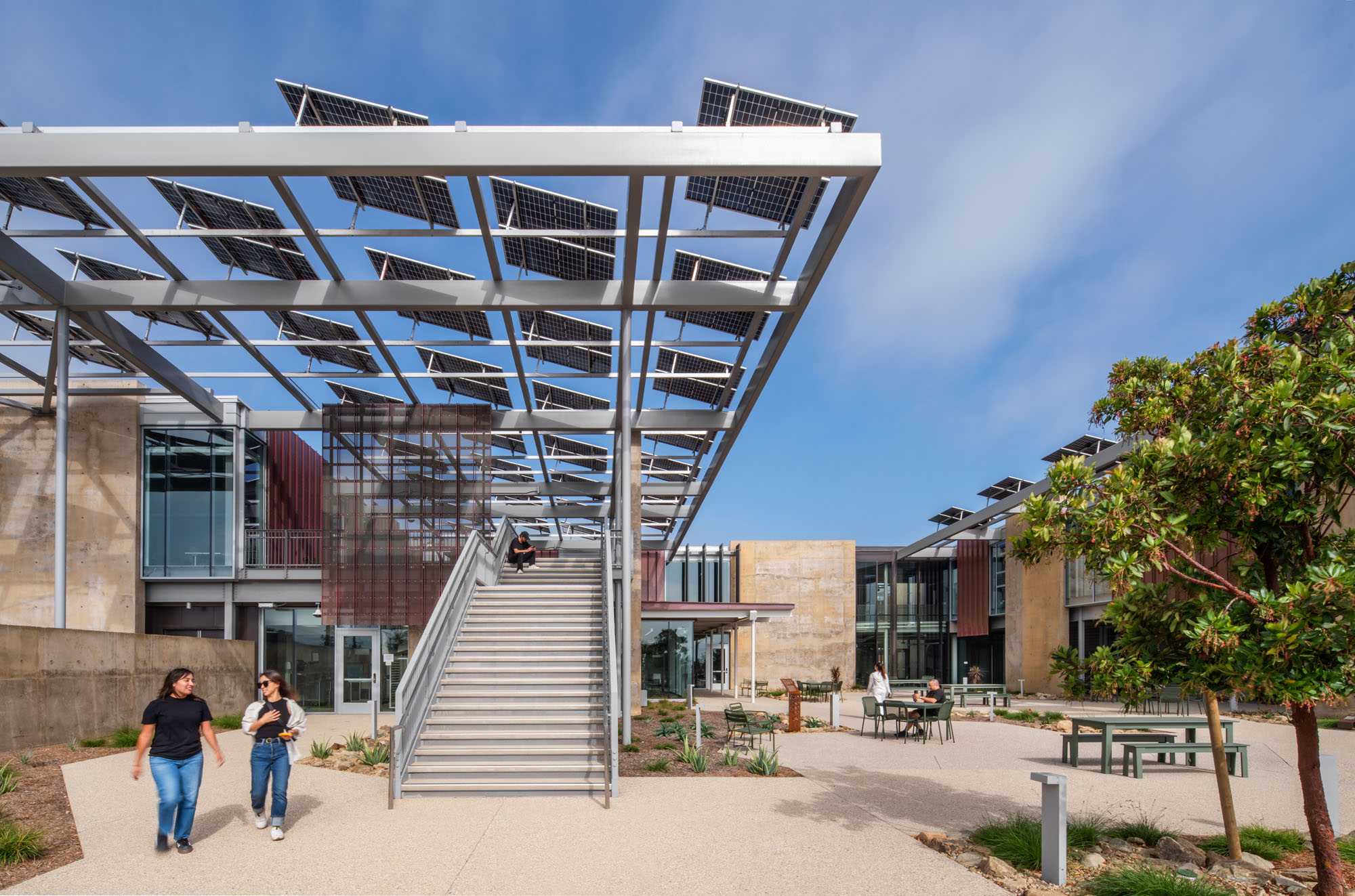 〈マリブ・ハイスクール(Malibu High School)〉コニング・アイゼンバーグ・アーキテクチャ(Koning Eizenberg Architecture)