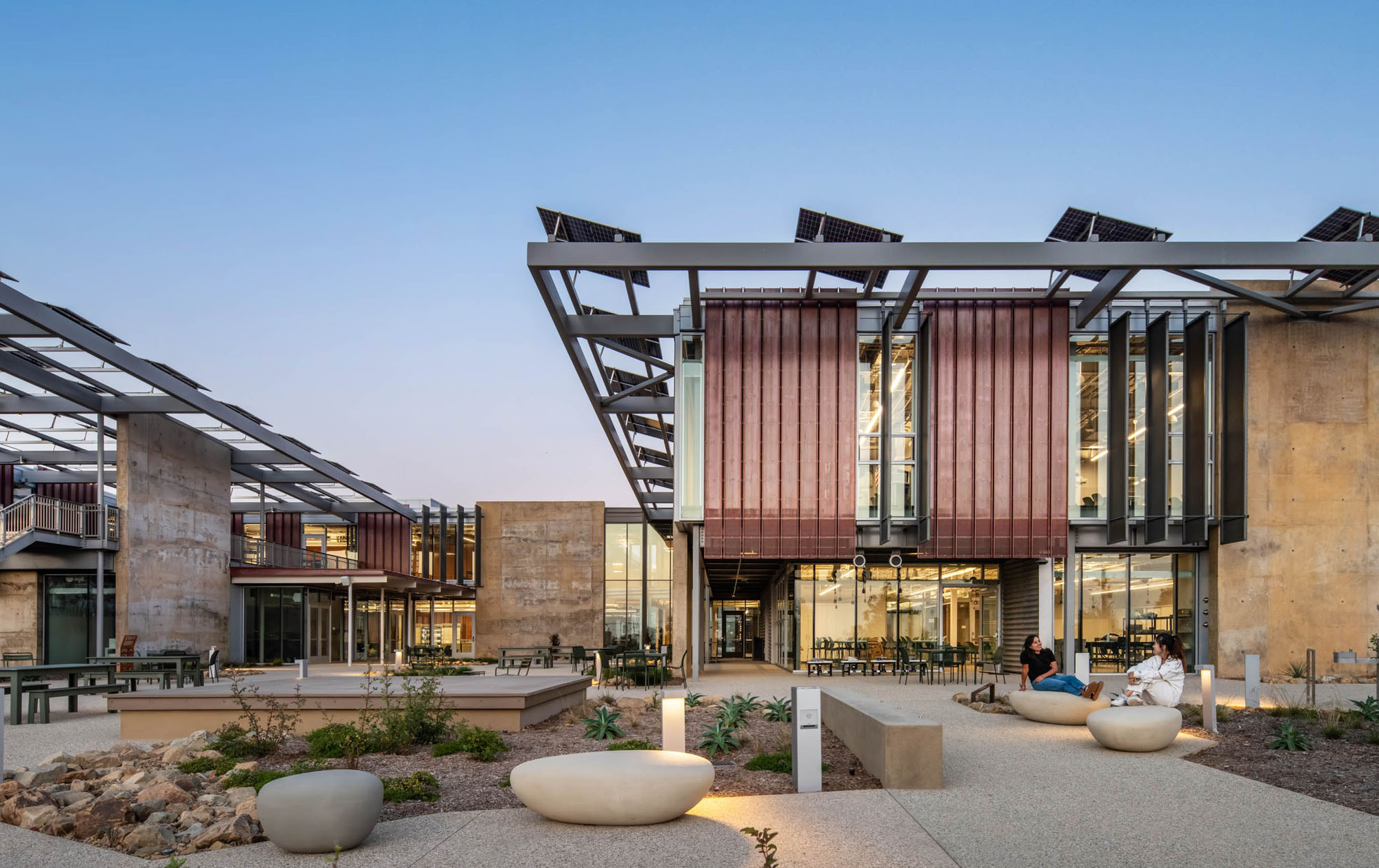 〈マリブ・ハイスクール(Malibu High School)〉コニング・アイゼンバーグ・アーキテクチャ(Koning Eizenberg Architecture)
