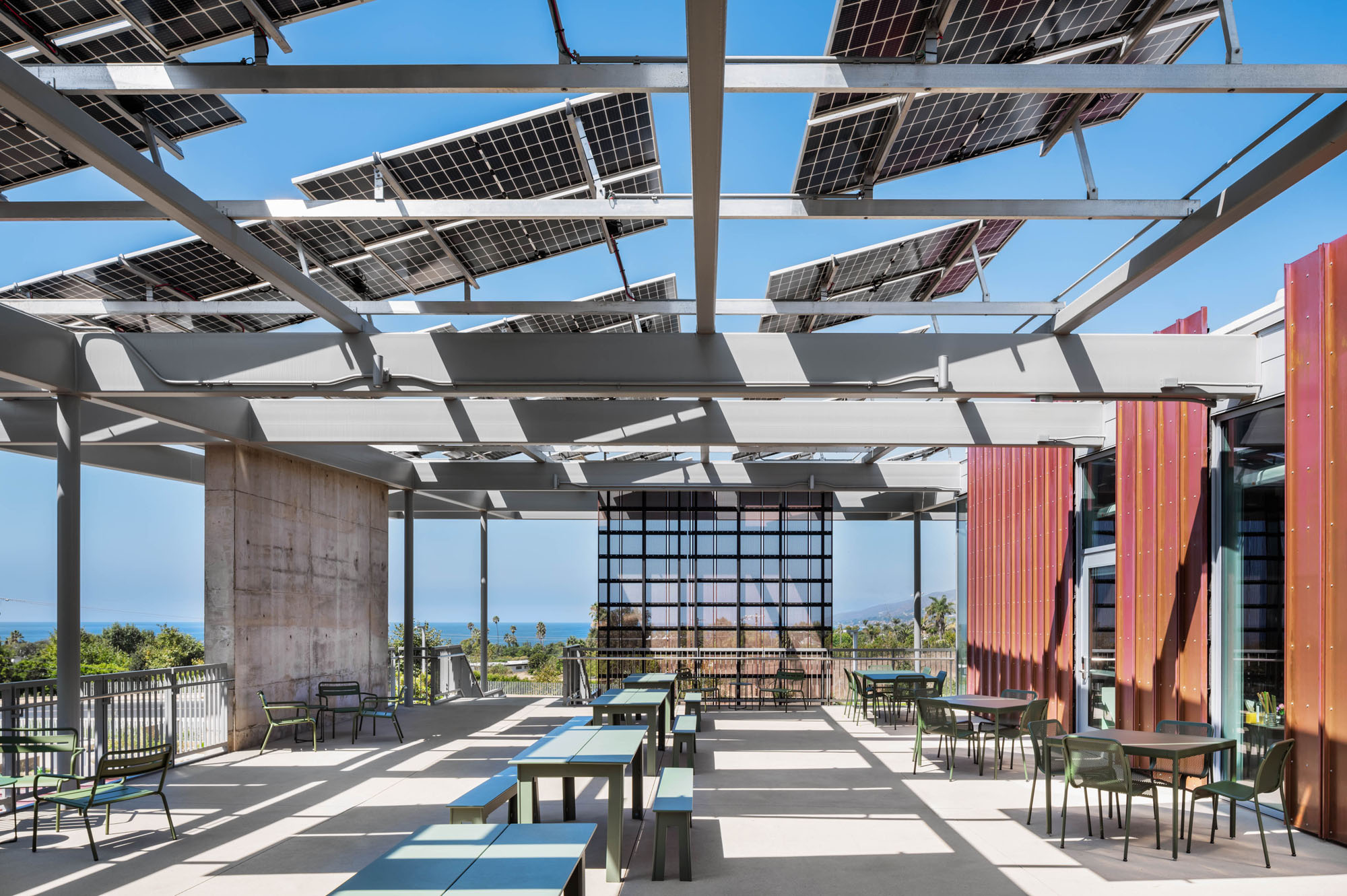 〈マリブ・ハイスクール(Malibu High School)〉コニング・アイゼンバーグ・アーキテクチャ(Koning Eizenberg Architecture)