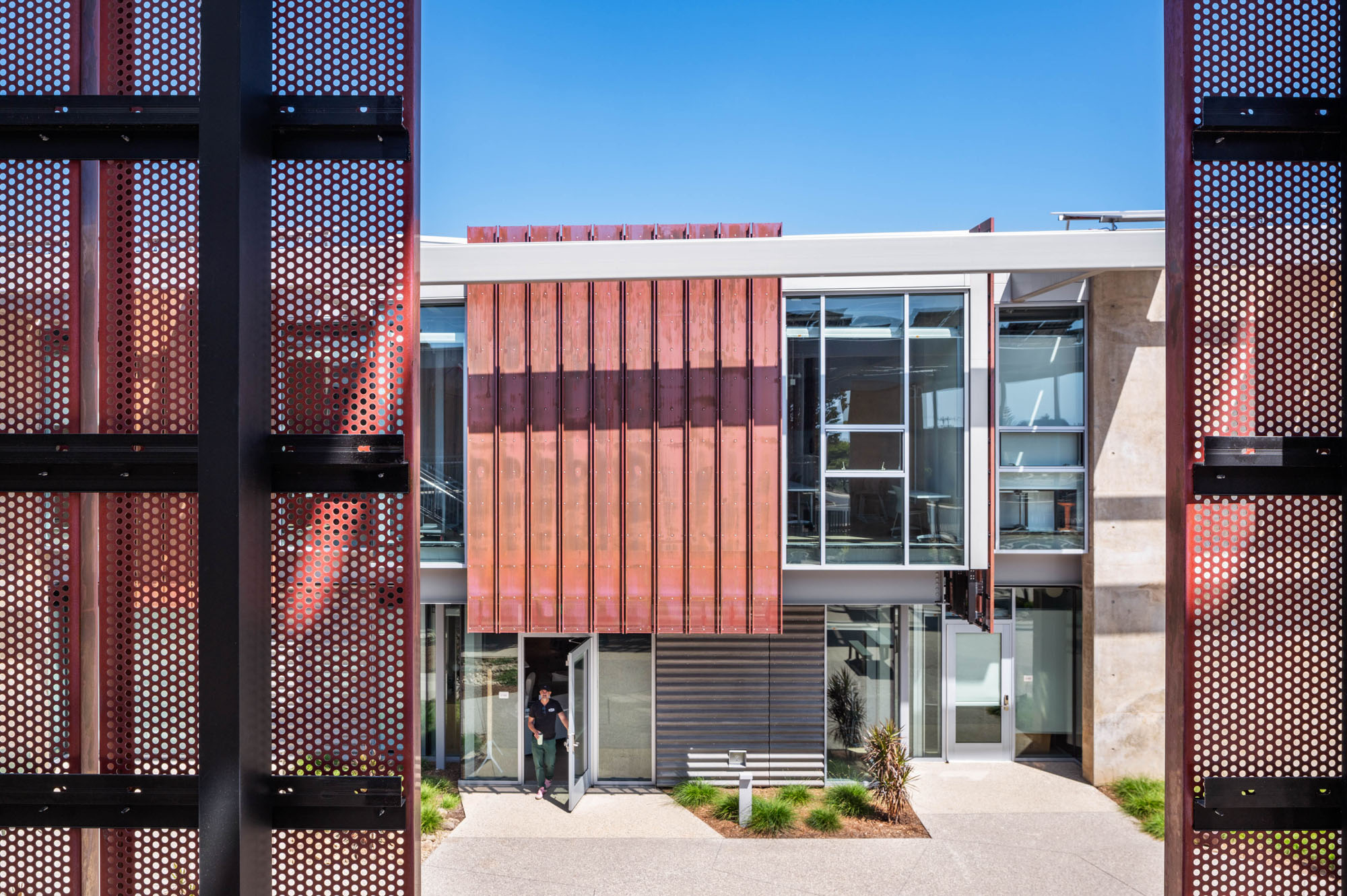 〈マリブ・ハイスクール(Malibu High School)〉コニング・アイゼンバーグ・アーキテクチャ(Koning Eizenberg Architecture)