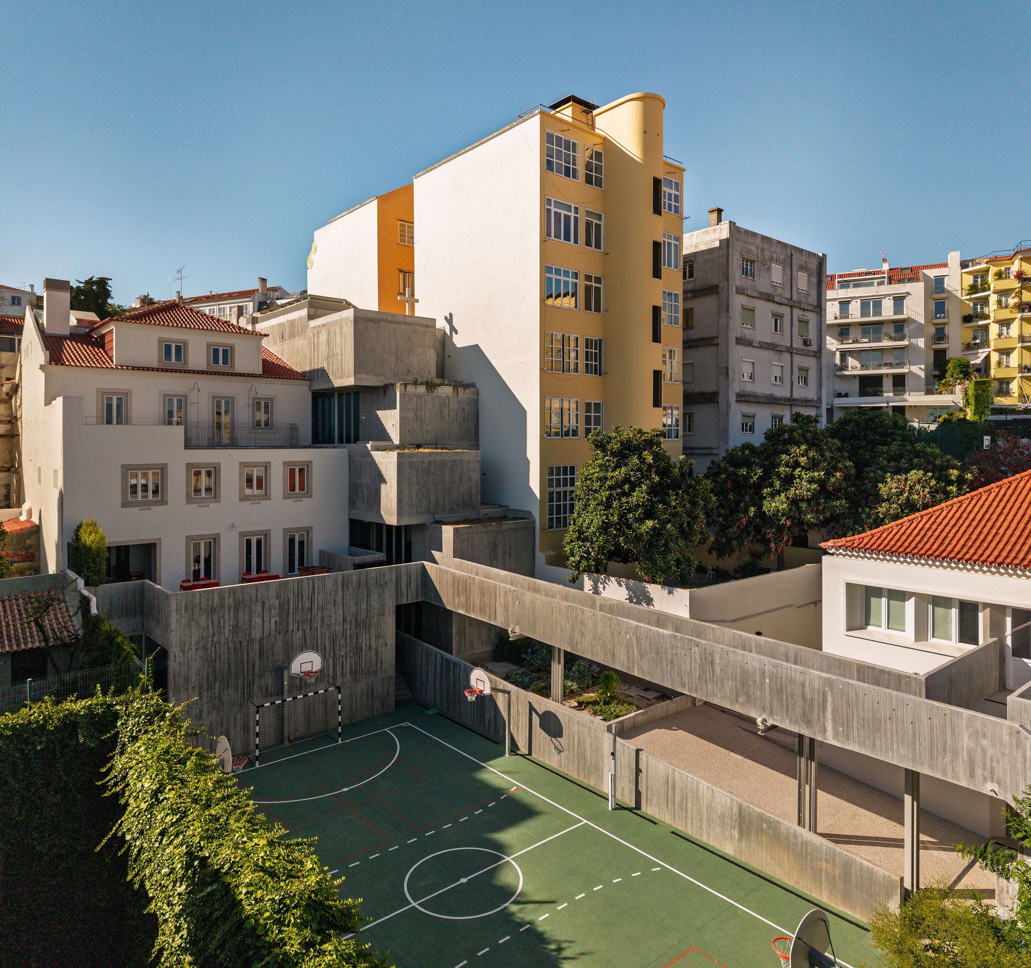 〈サンタ・マリア・カレッジ（Colégio de Santa Maria）〉アントニオ・コスタ・リマ・アーキテクツ（António Costa Lima Arquitectos）
