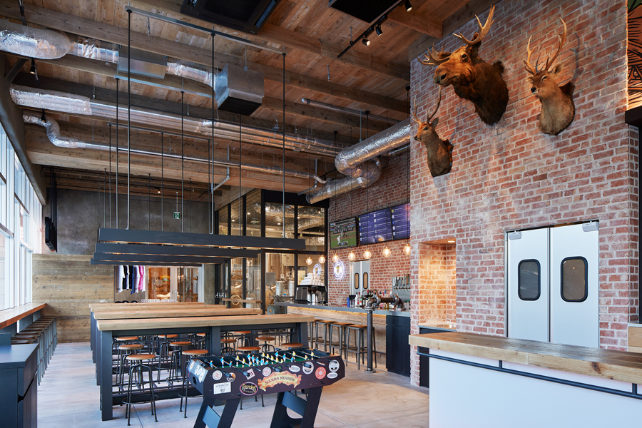 〈REVO Brewing YOKOHAMA〉Photo: Nacasa&Partners