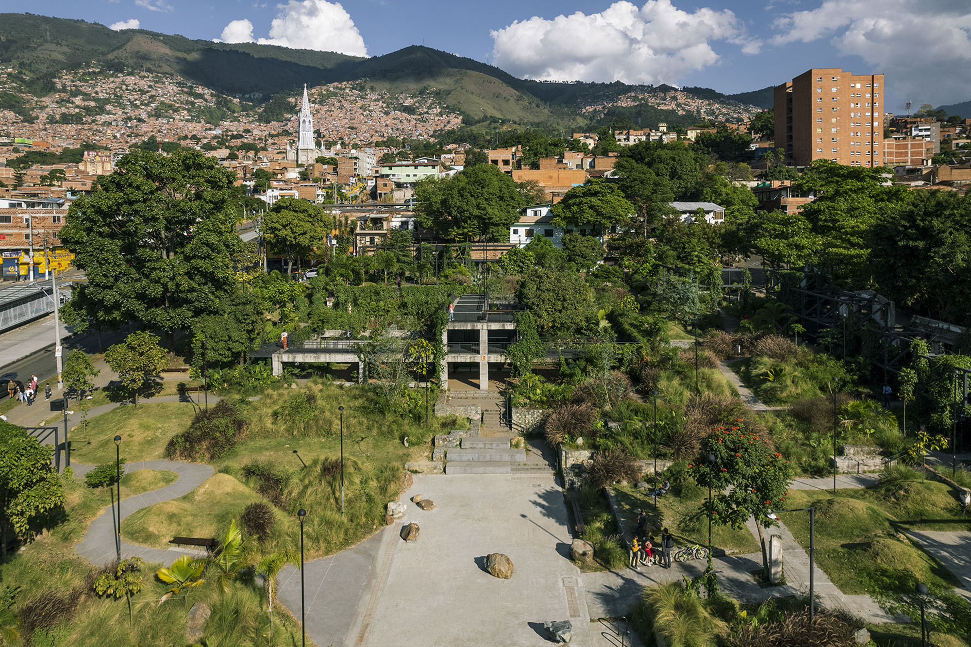 〈プラド地区の公園(Park in the Prado Neighborhood)〉Connatural
