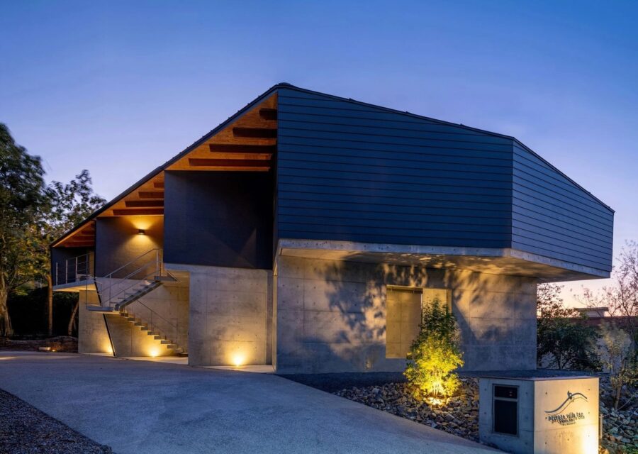 Horibe Associatesが大阪府で手掛けた、床のレベル差がどこにいても風景へと視線を導く〈private villa ten －KUMANO－〉