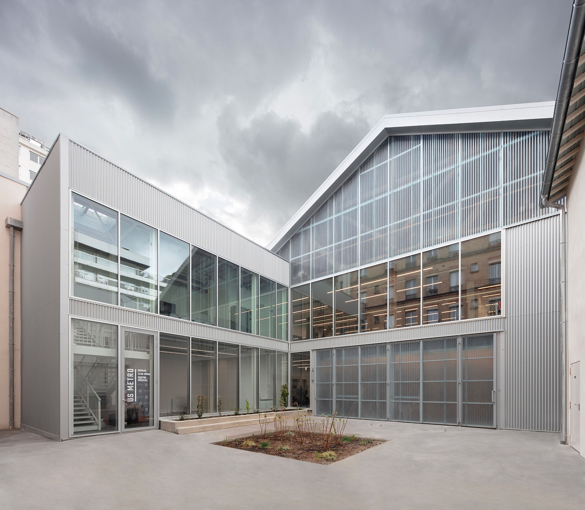 〈USMTビゾー・スポーツセンター（USMT Bizot Sports Center）〉THINK TANK architecture