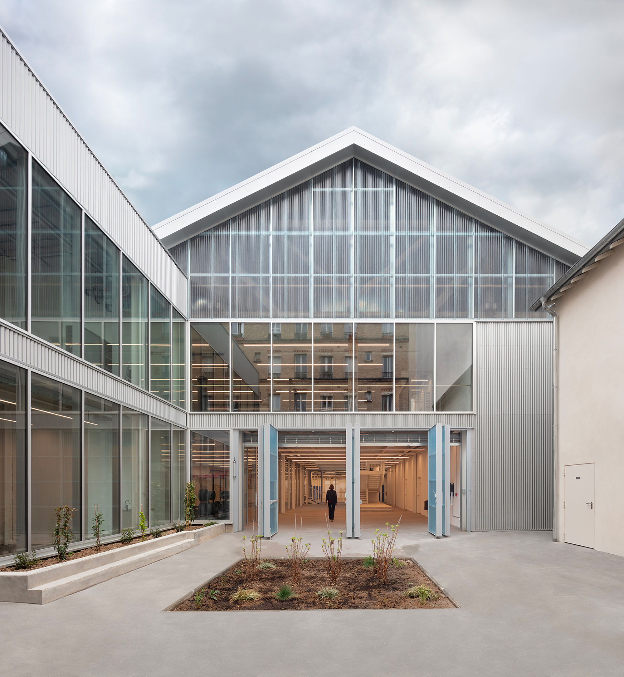 〈USMTビゾー・スポーツセンター（USMT Bizot Sports Center）〉THINK TANK architecture