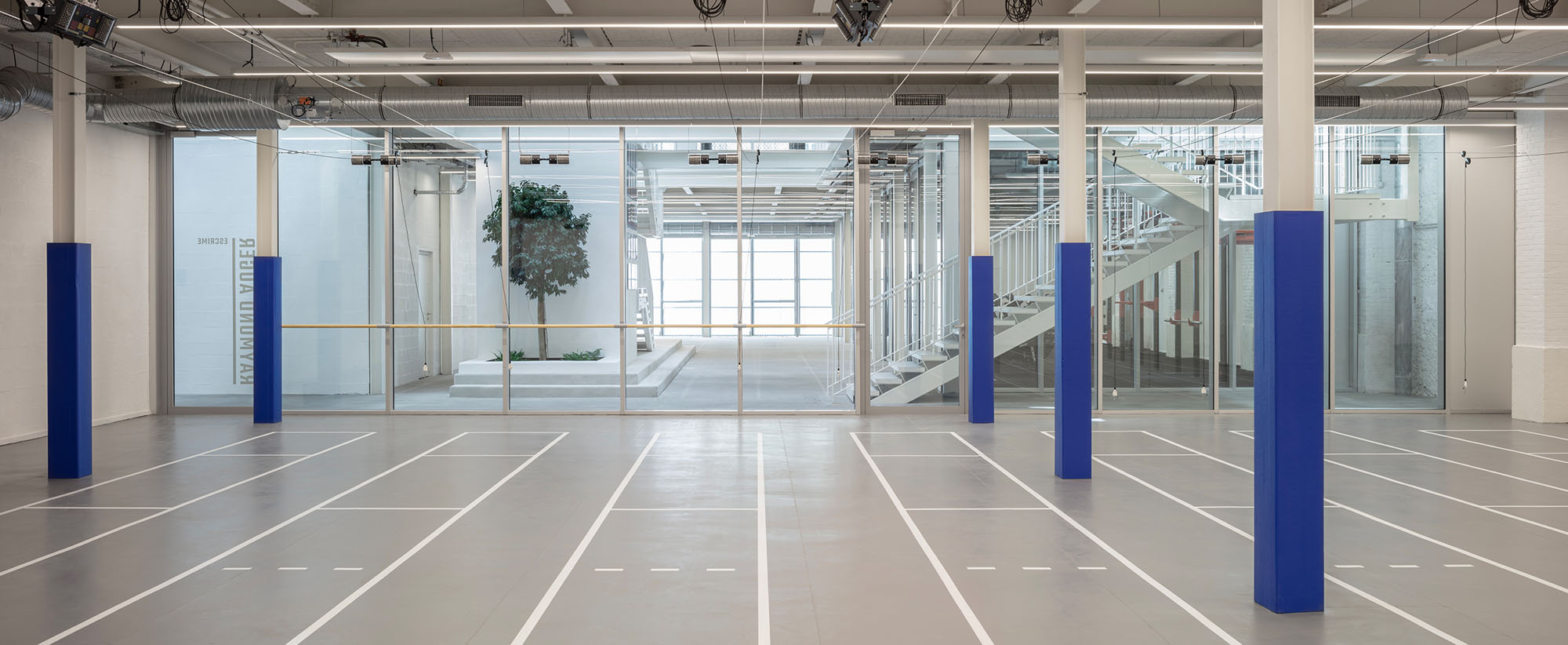 〈USMTビゾー・スポーツセンター（USMT Bizot Sports Center）〉THINK TANK architecture