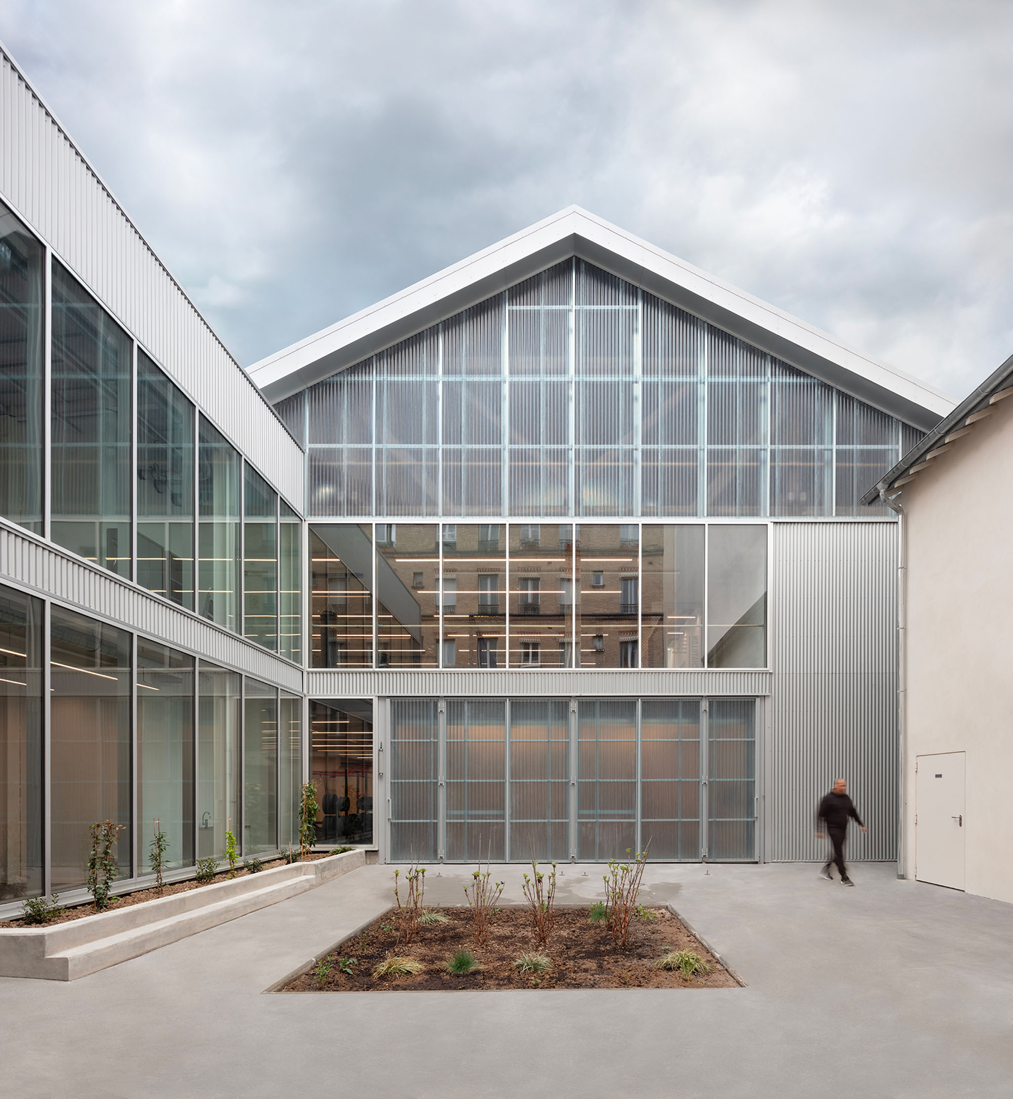 〈USMTビゾー・スポーツセンター（USMT Bizot Sports Center）〉THINK TANK architecture