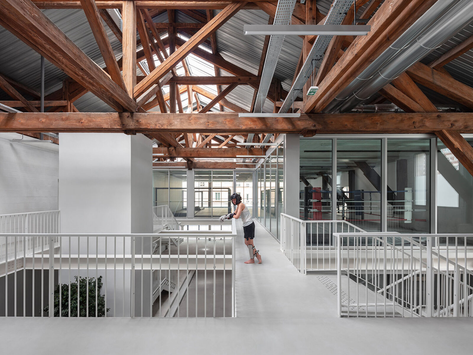 THINK TANK architectureがフランス・パリに手がけた、古い工業用建物のポテンシャルを最大限に活かして転用した〈USMTビゾー・スポーツセンター〉