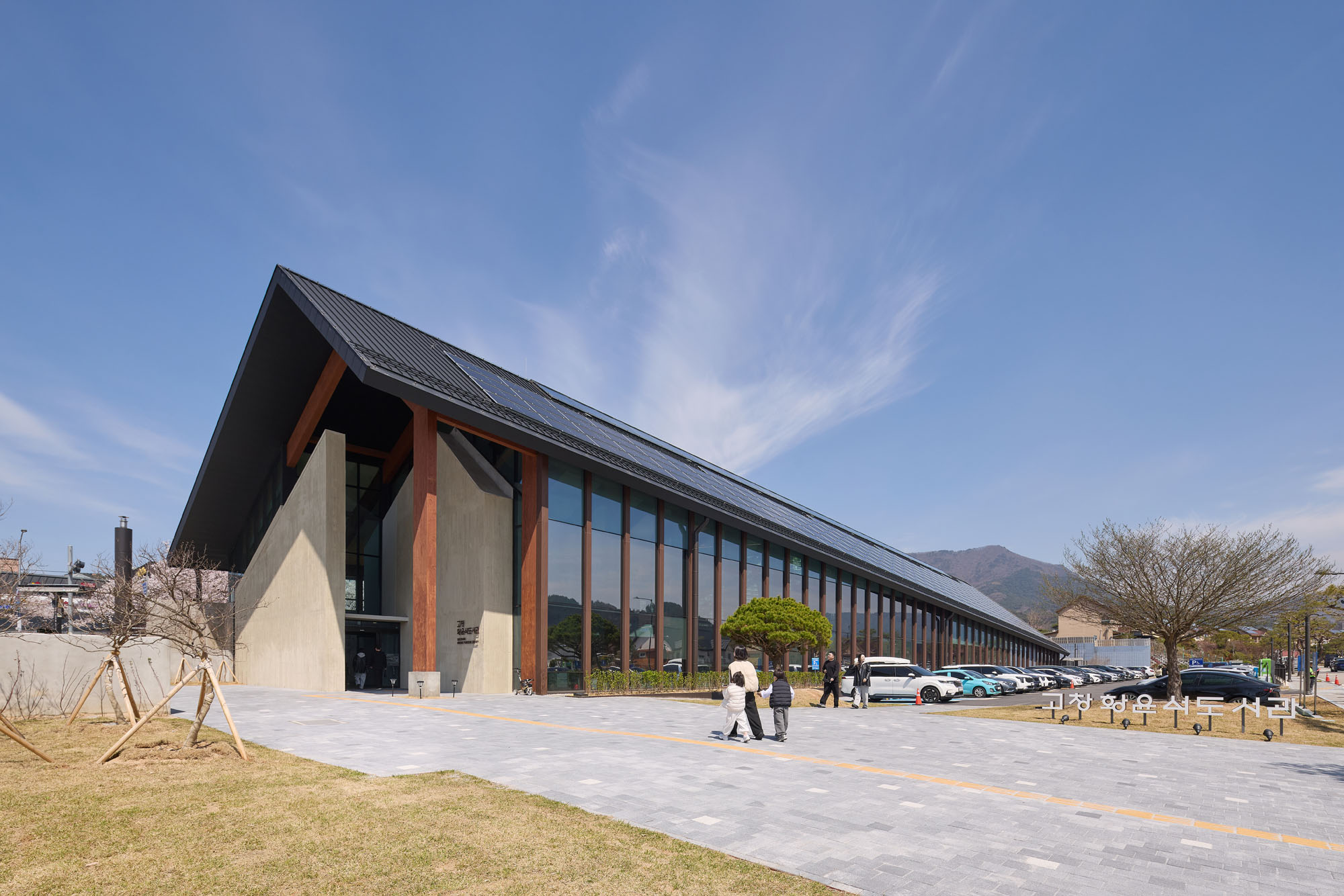 〈コチャン・ファン・ユンソク図書館 _ Under the Tree(Gochang Hwang Yunseok Library _ Under the Tree)〉ユ・ヒョンジュン+パートナーズ(Hyunjoon Yoo + Partners)